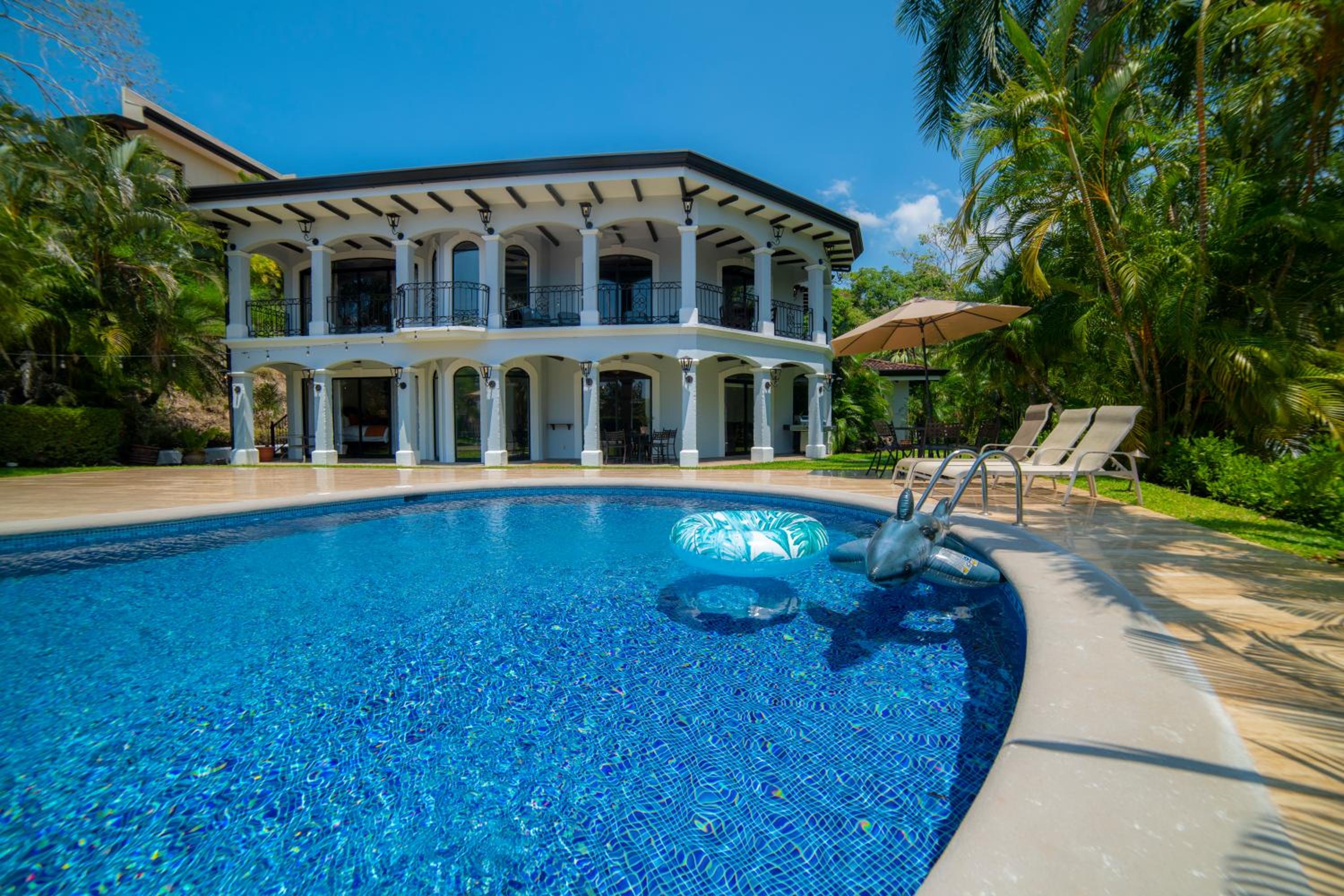 Six-Bedroom House photo 3