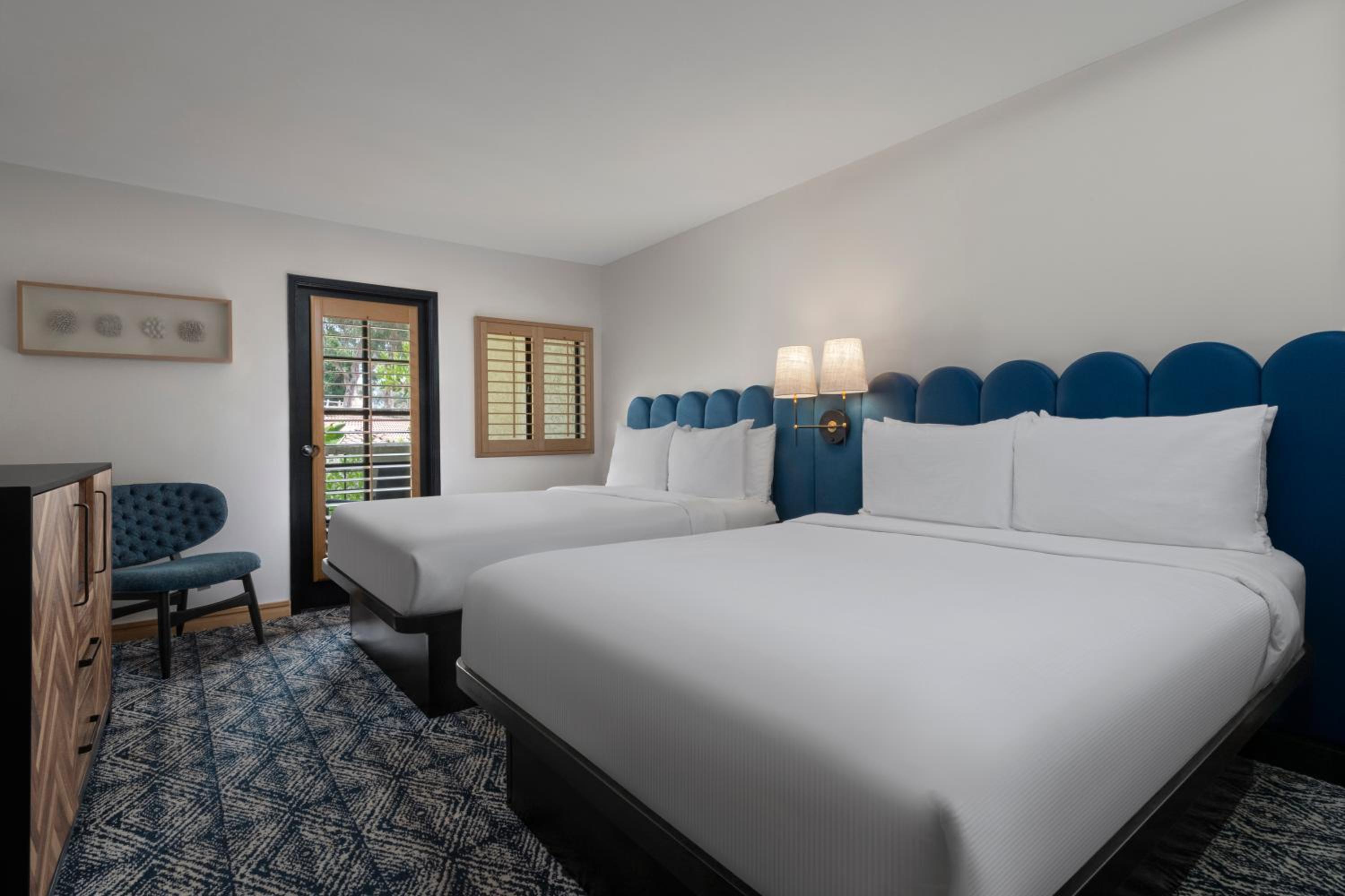 Standard Queen Room with Two Queen Beds - Photo 5