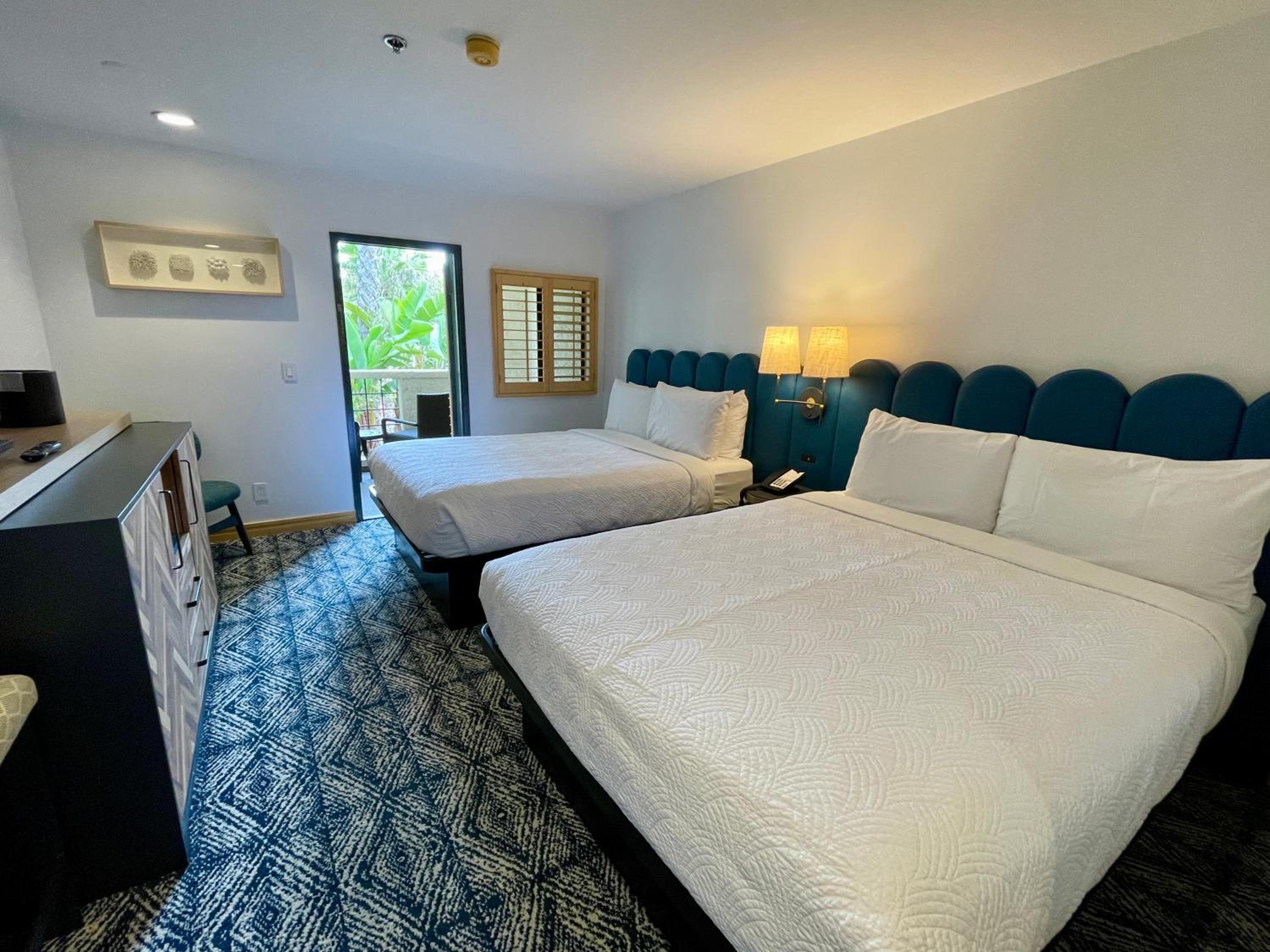 Standard Queen Room with Two Queen Beds - Photo 2