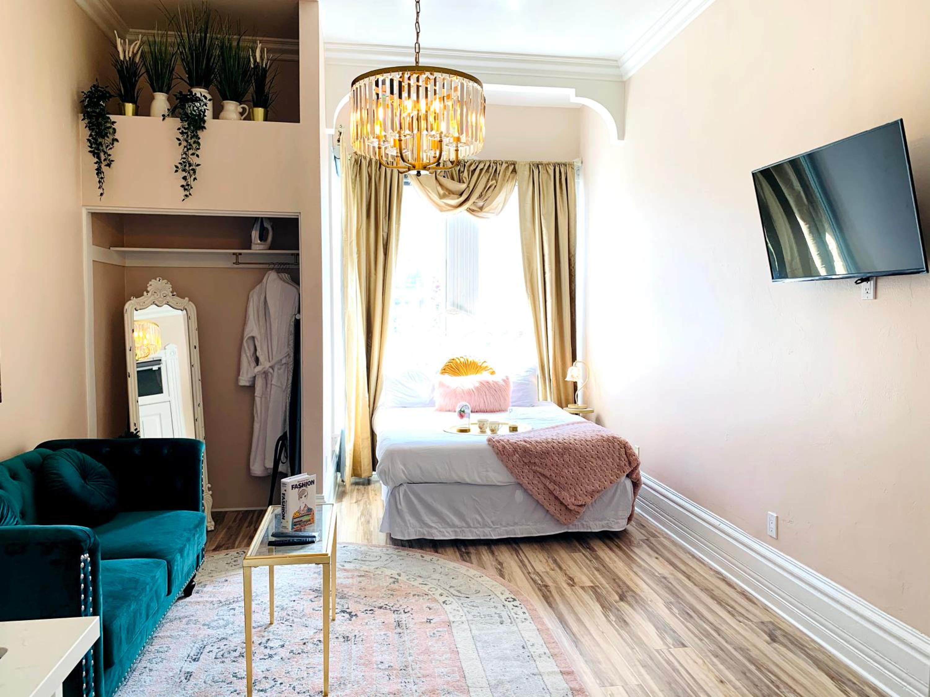 Deluxe Queen Suite