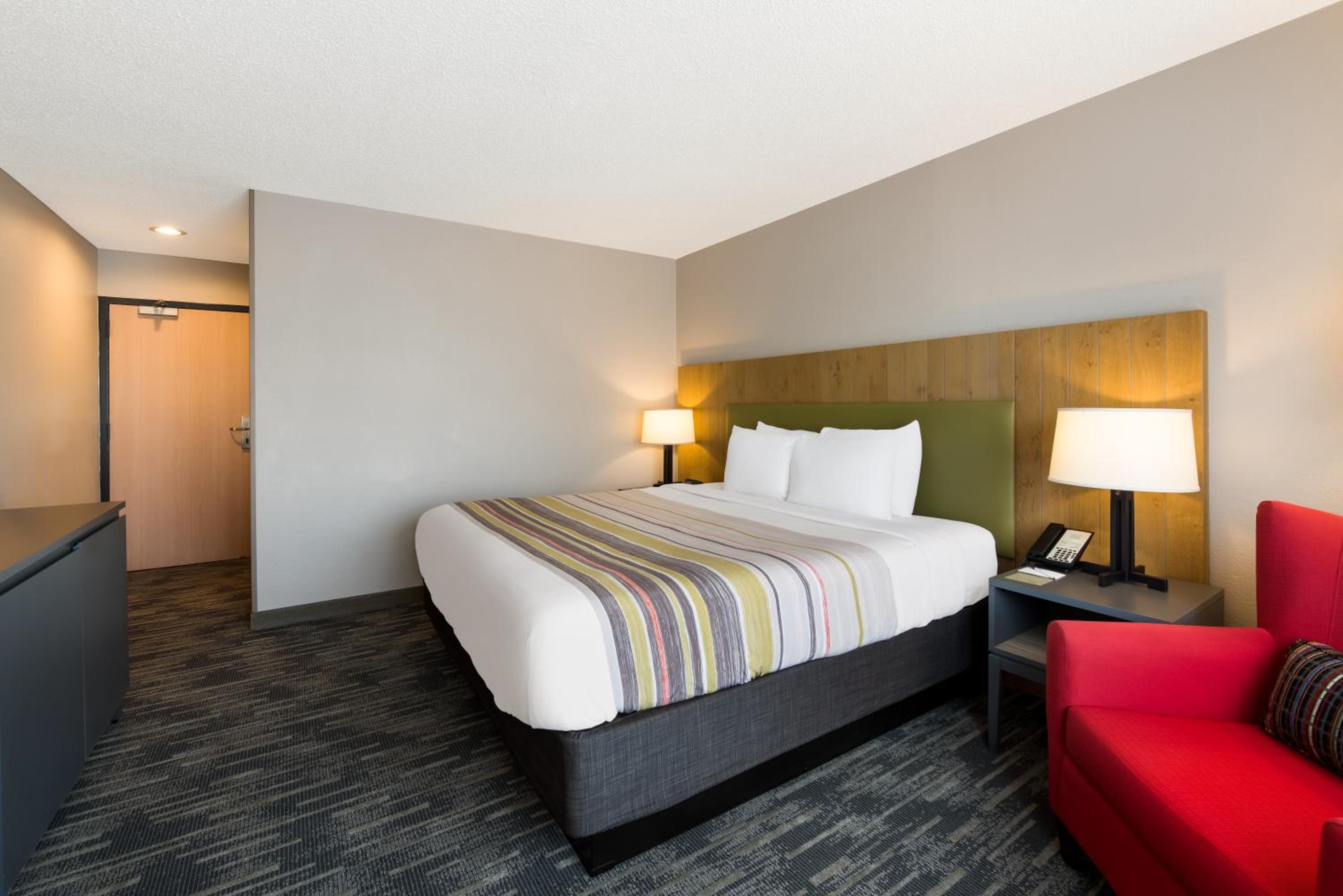 King Room - Non-Smoking - Photo 2