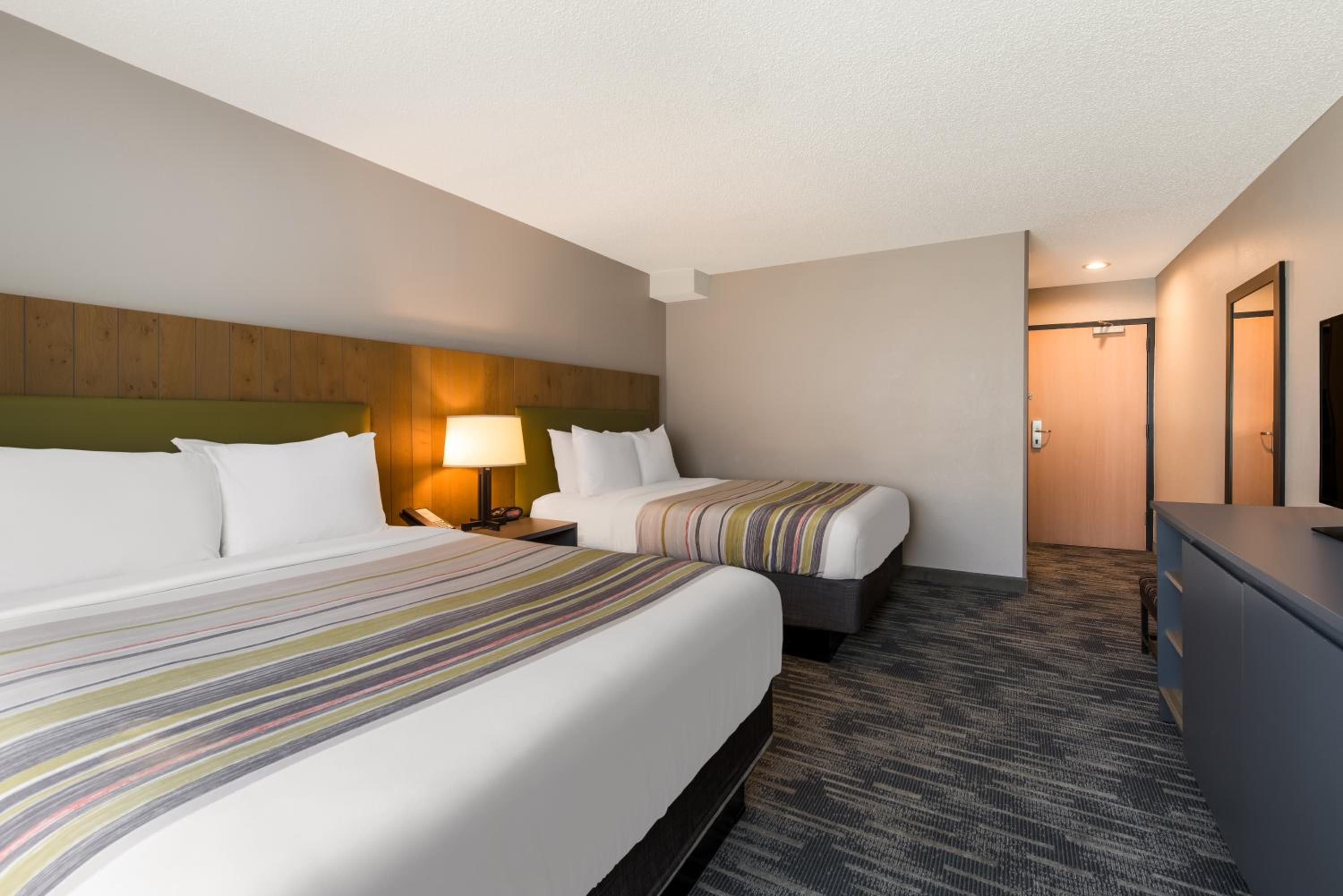 Queen Room with Two Queen Beds - Non-Smoking - Photo 3