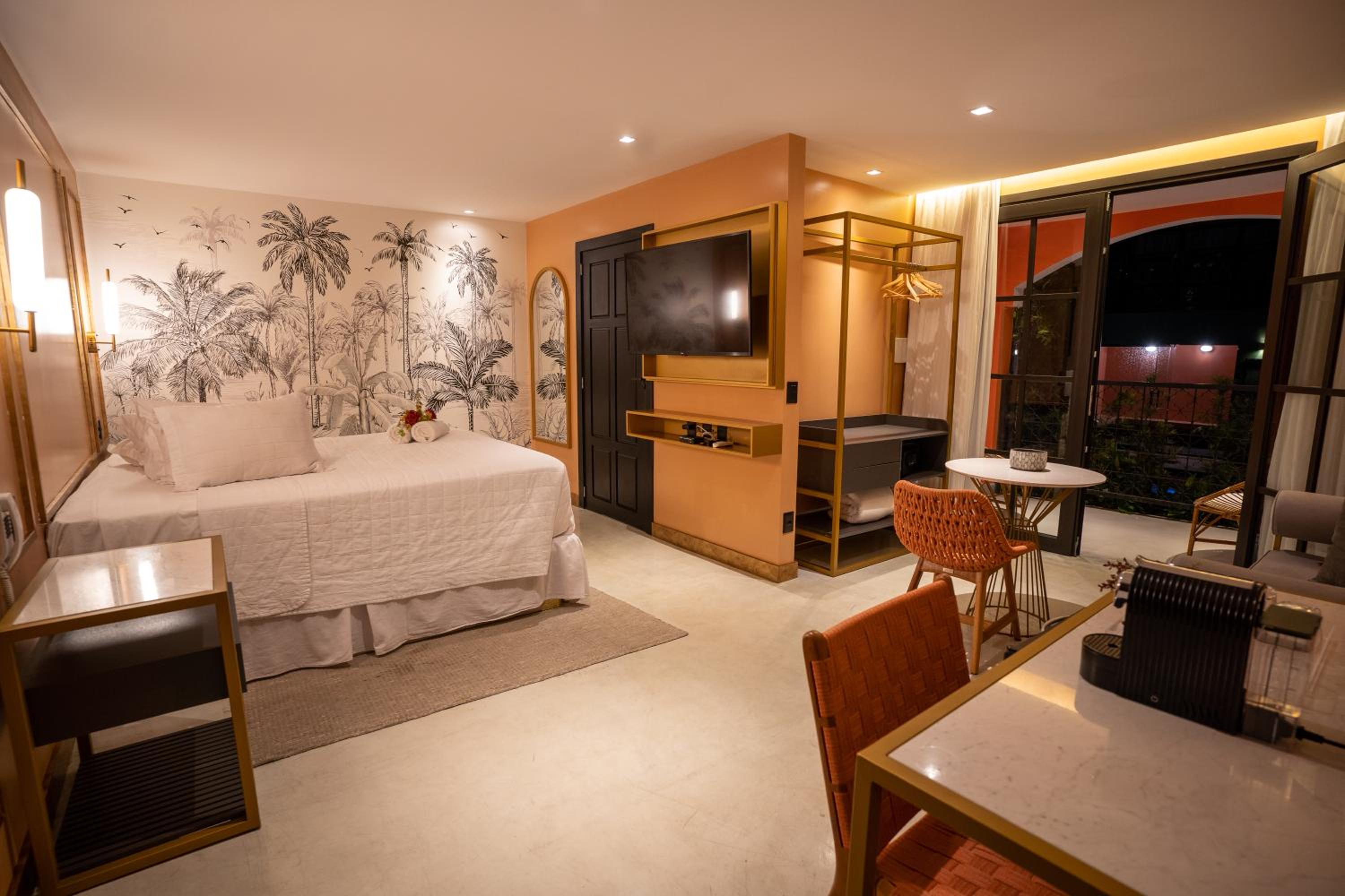 King Suite with Pool View