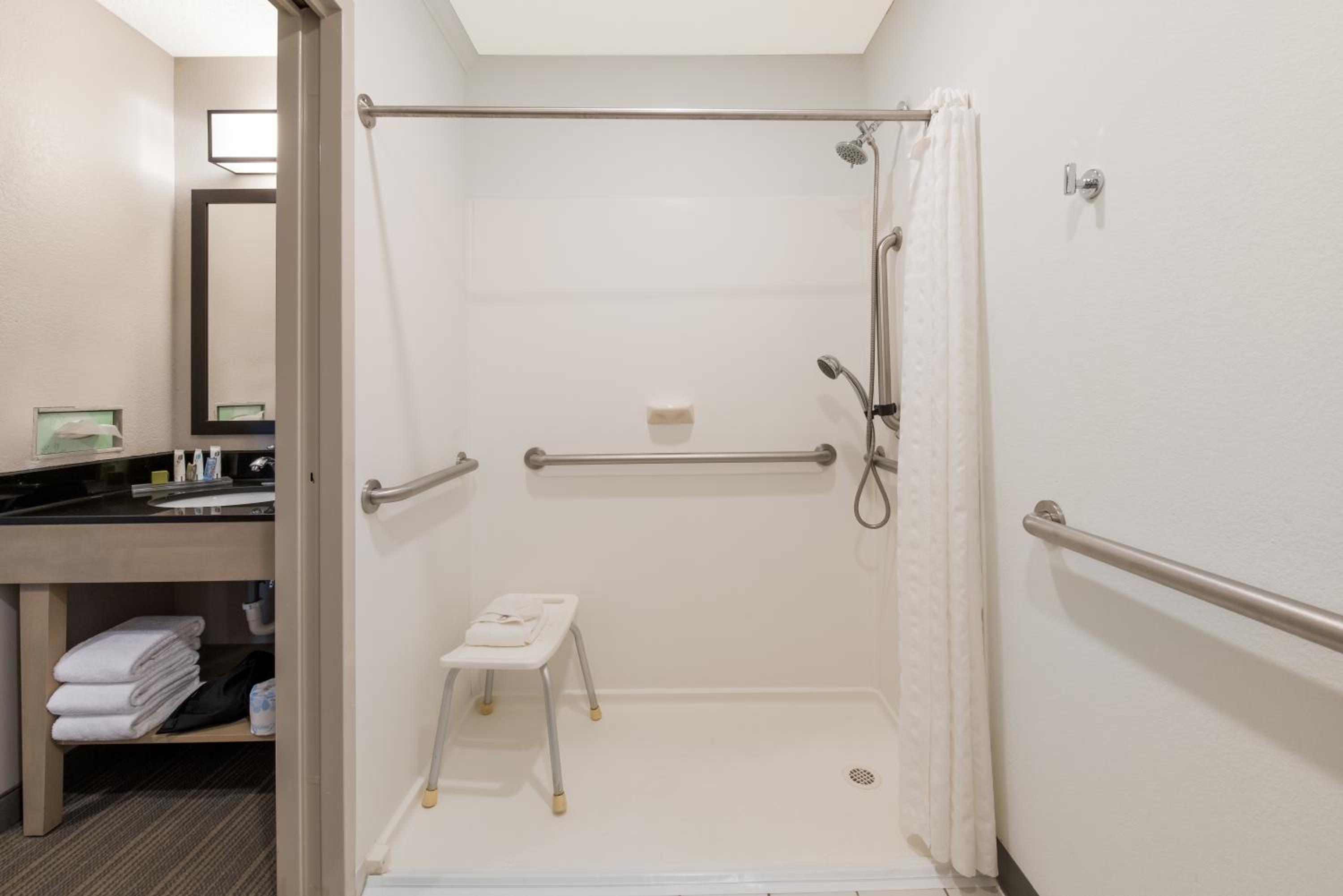 King Room - Disability Access/Non-Smoking - Photo 3
