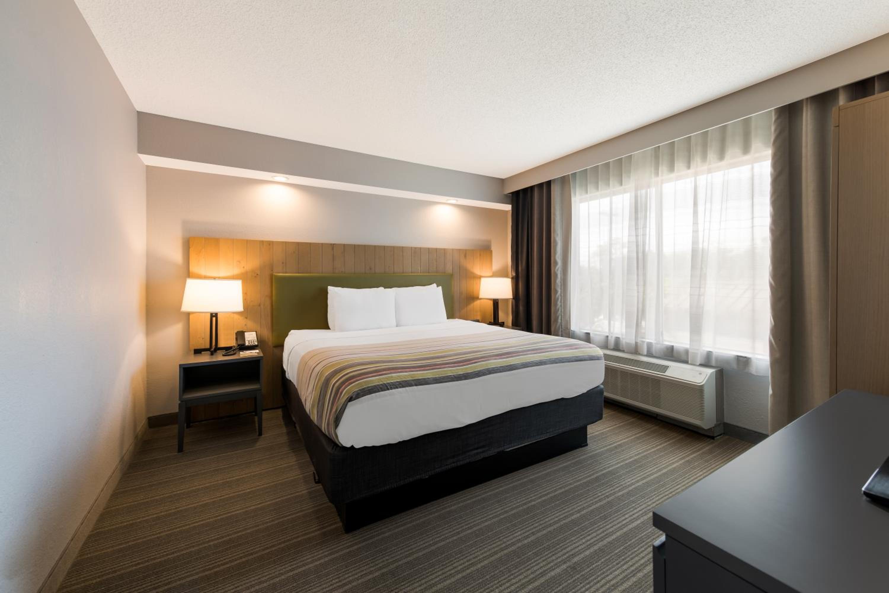 One-Bedroom King Suite - Non-Smoking - Photo 3