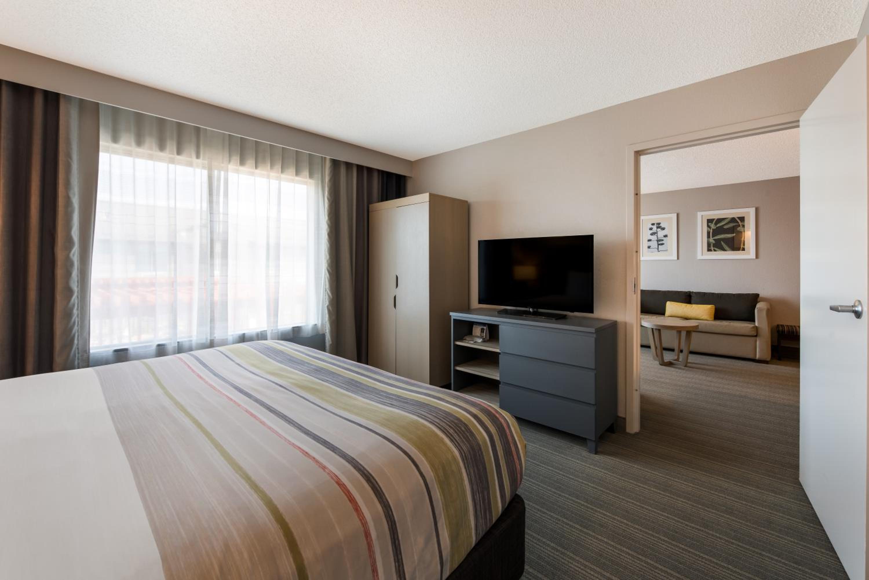 One-Bedroom King Suite - Non-Smoking - Photo 2