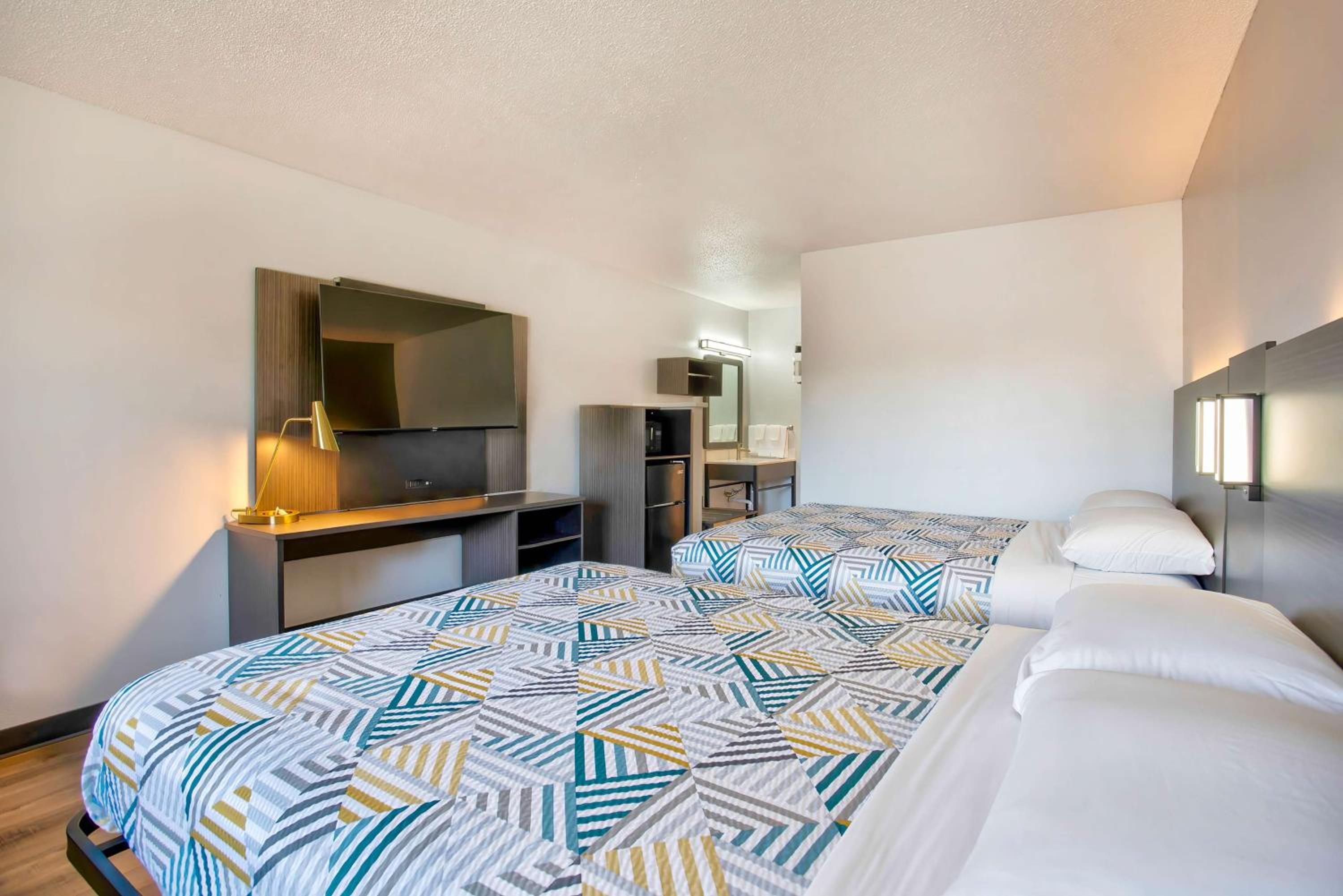Queen Room with Two Queen Beds - Smoking photo 2