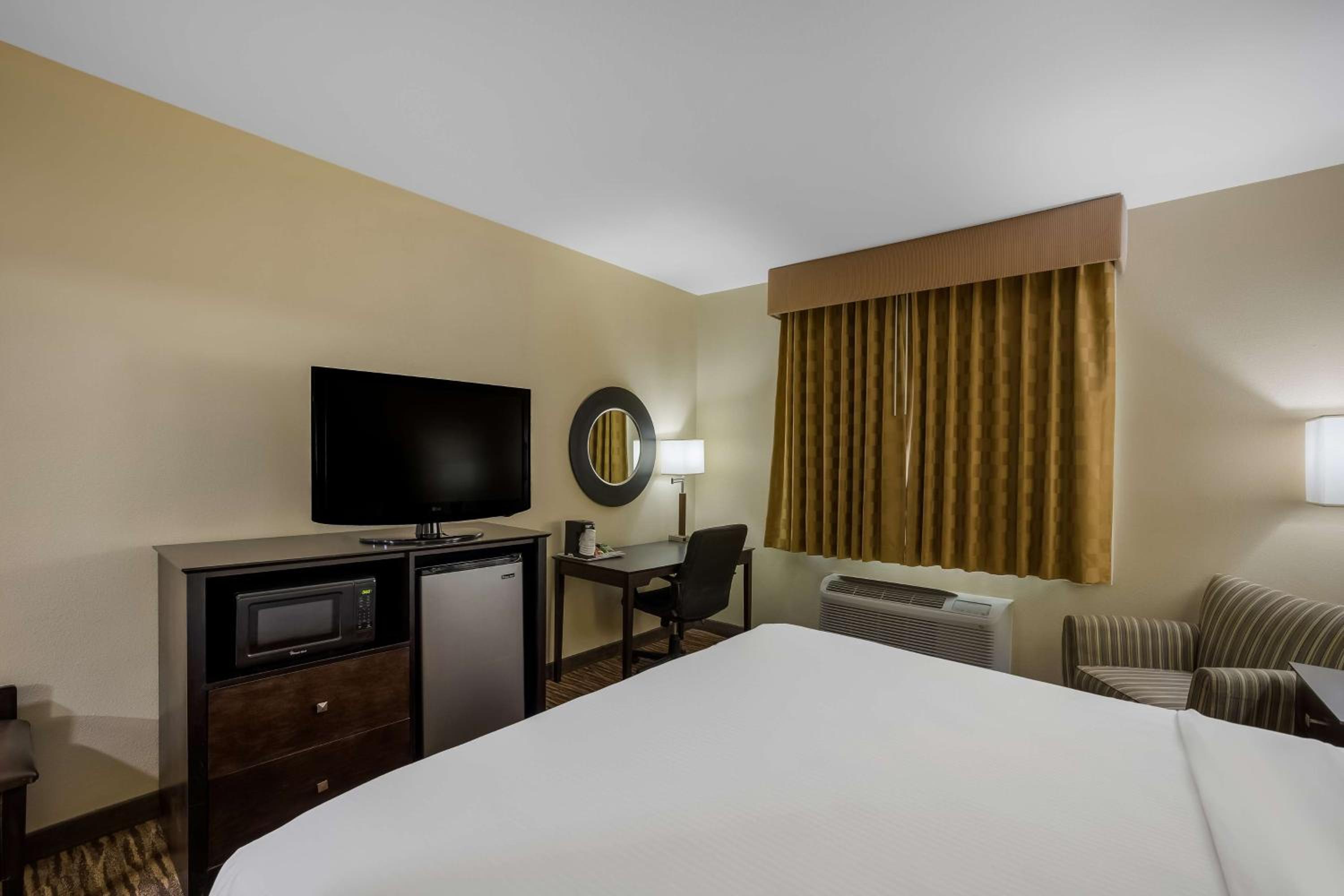 King Room - Non-Smoking - Photo 2
