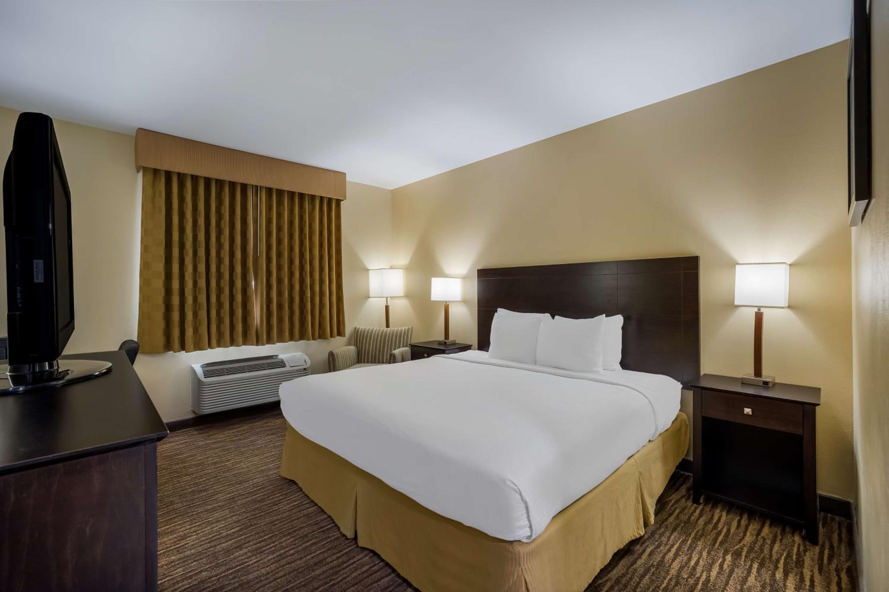 King Room with Bath Tub - Disability Access/Non-Smoking  - Photo 1