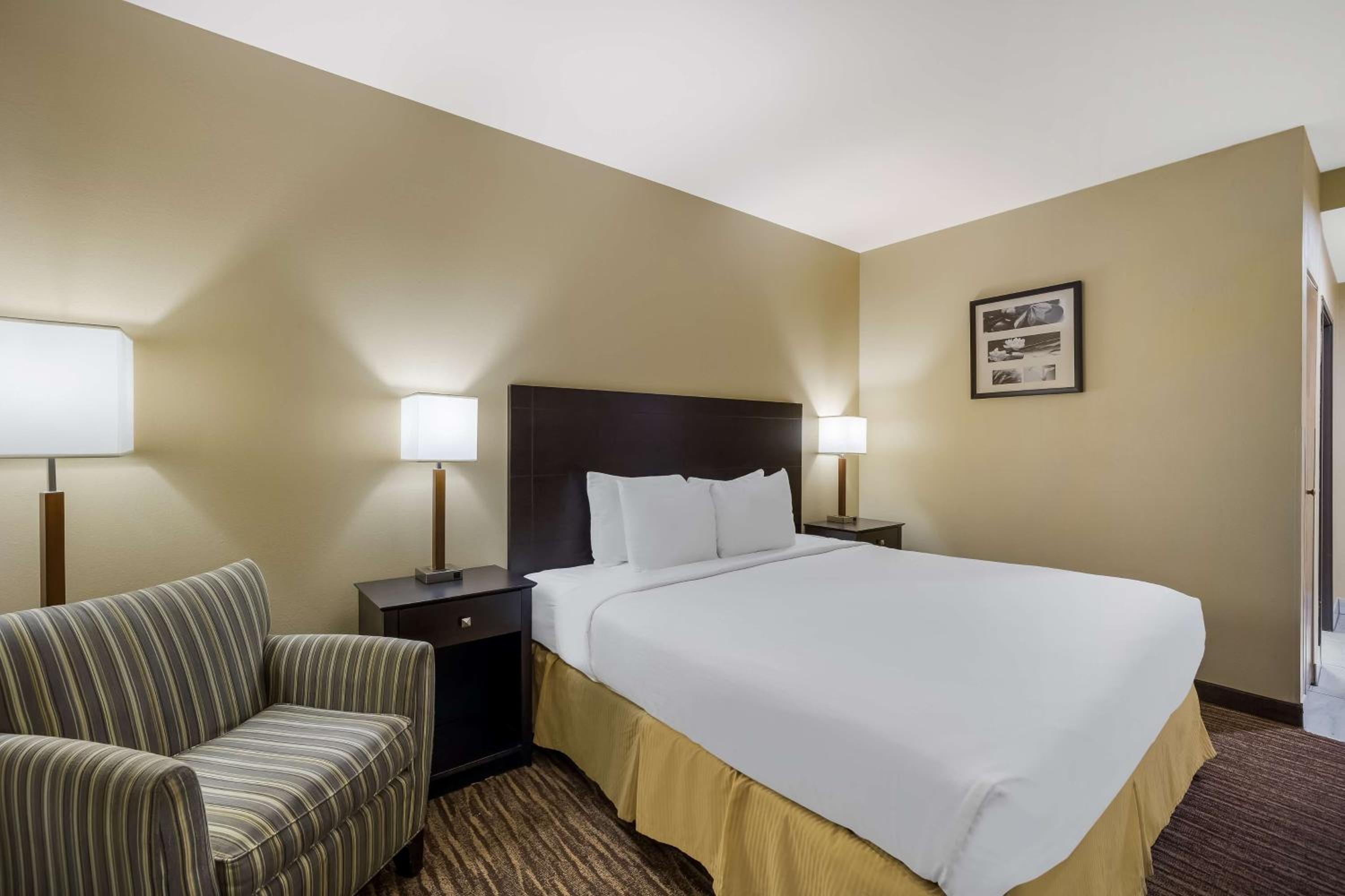 King Room with Bath Tub - Disability Access/Non-Smoking  - Photo 5