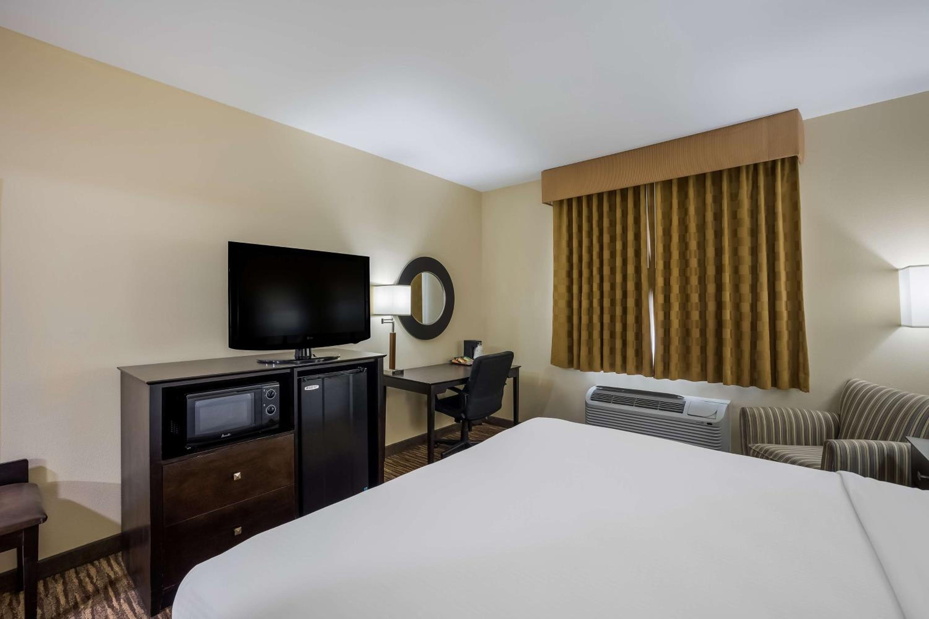 King Room with Bath Tub - Disability Access/Non-Smoking  - Photo 4
