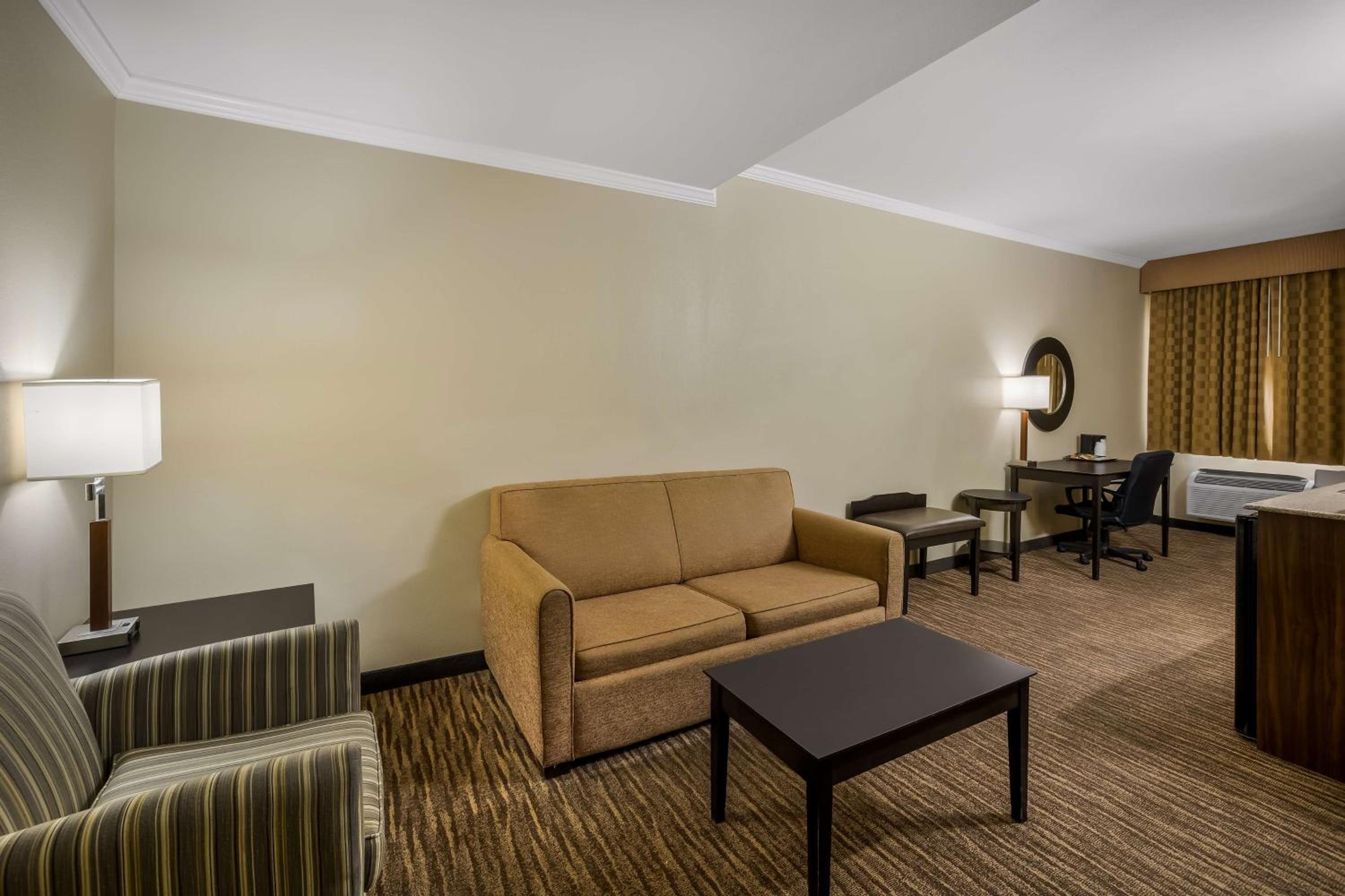 King Suite with Sofa - Non-Smoking - Photo 4