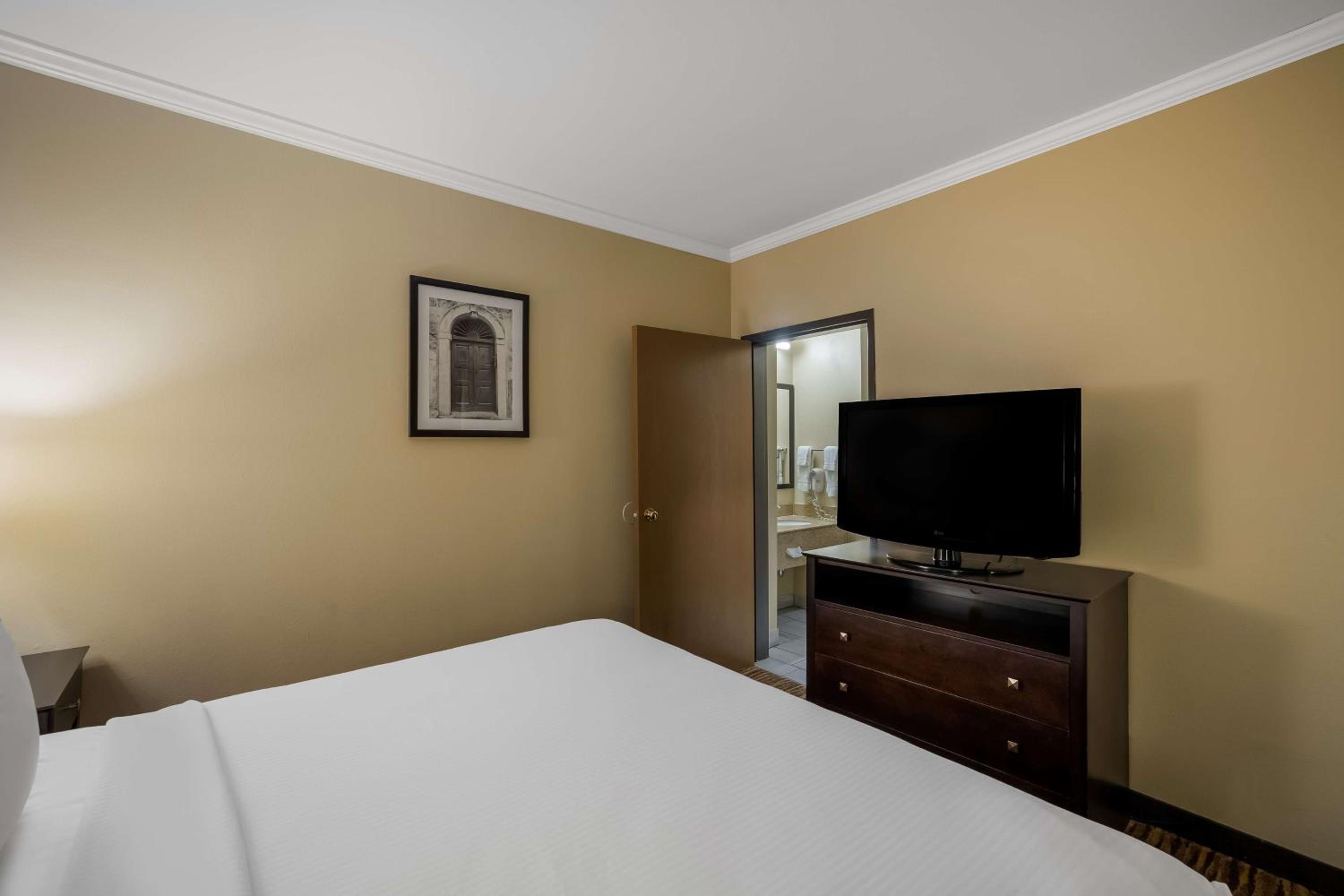 King Suite with Sofa - Non-Smoking - Photo 1
