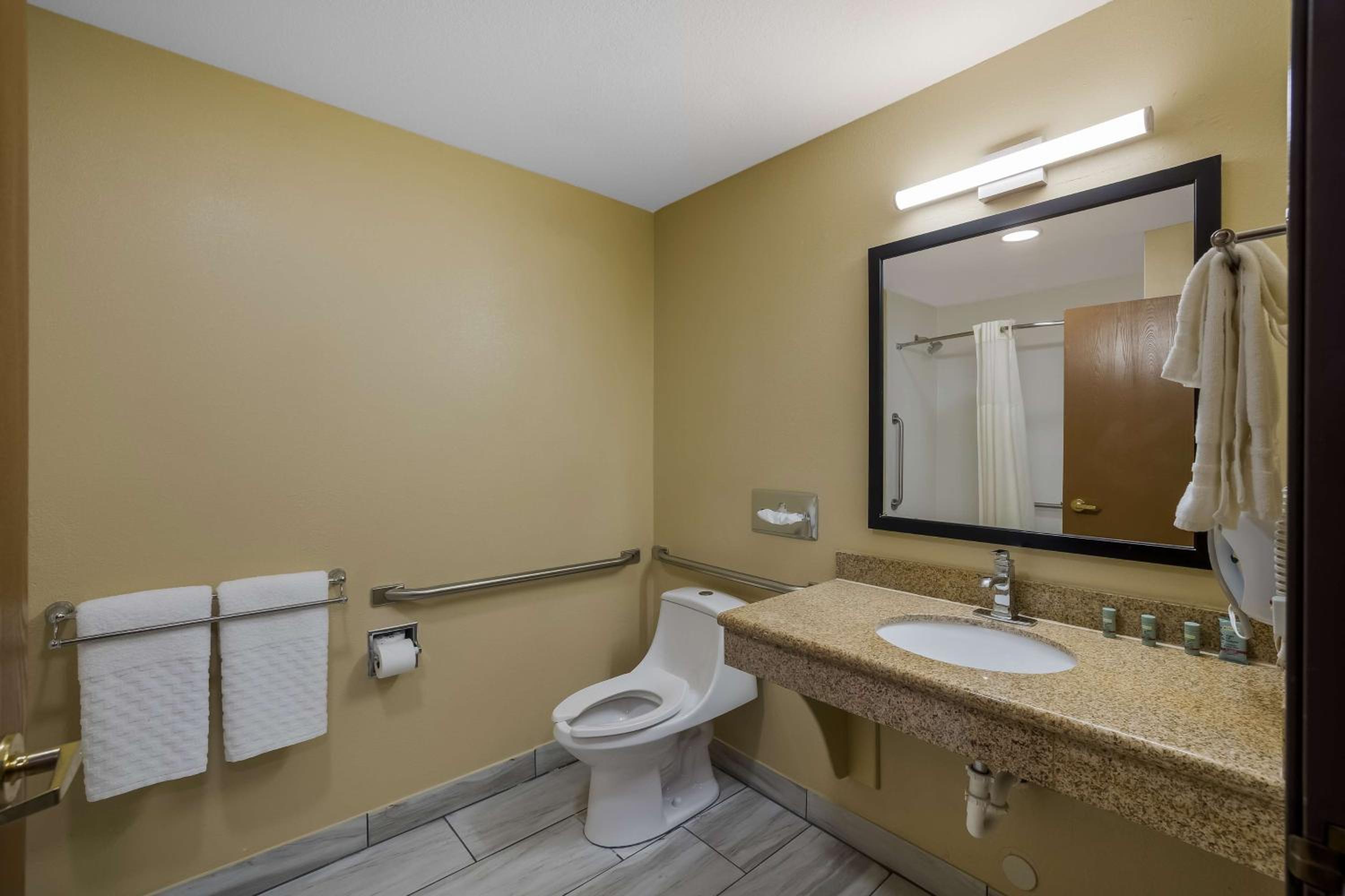 King Room with Bath Tub - Disability Access/Non-Smoking  - Photo 2