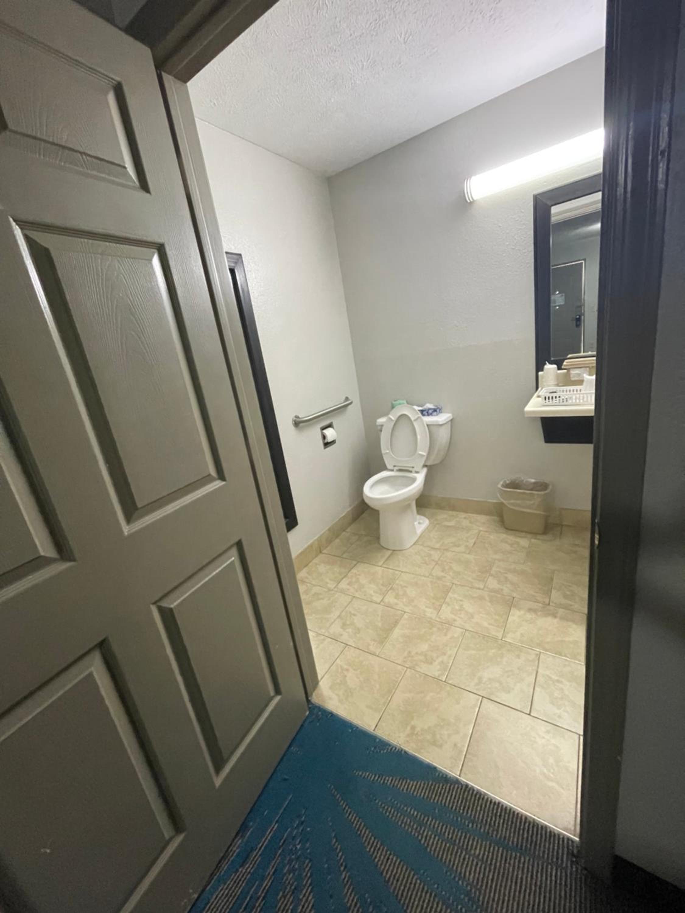 King Room - Mobility Access/Non-Smoking - Photo 3