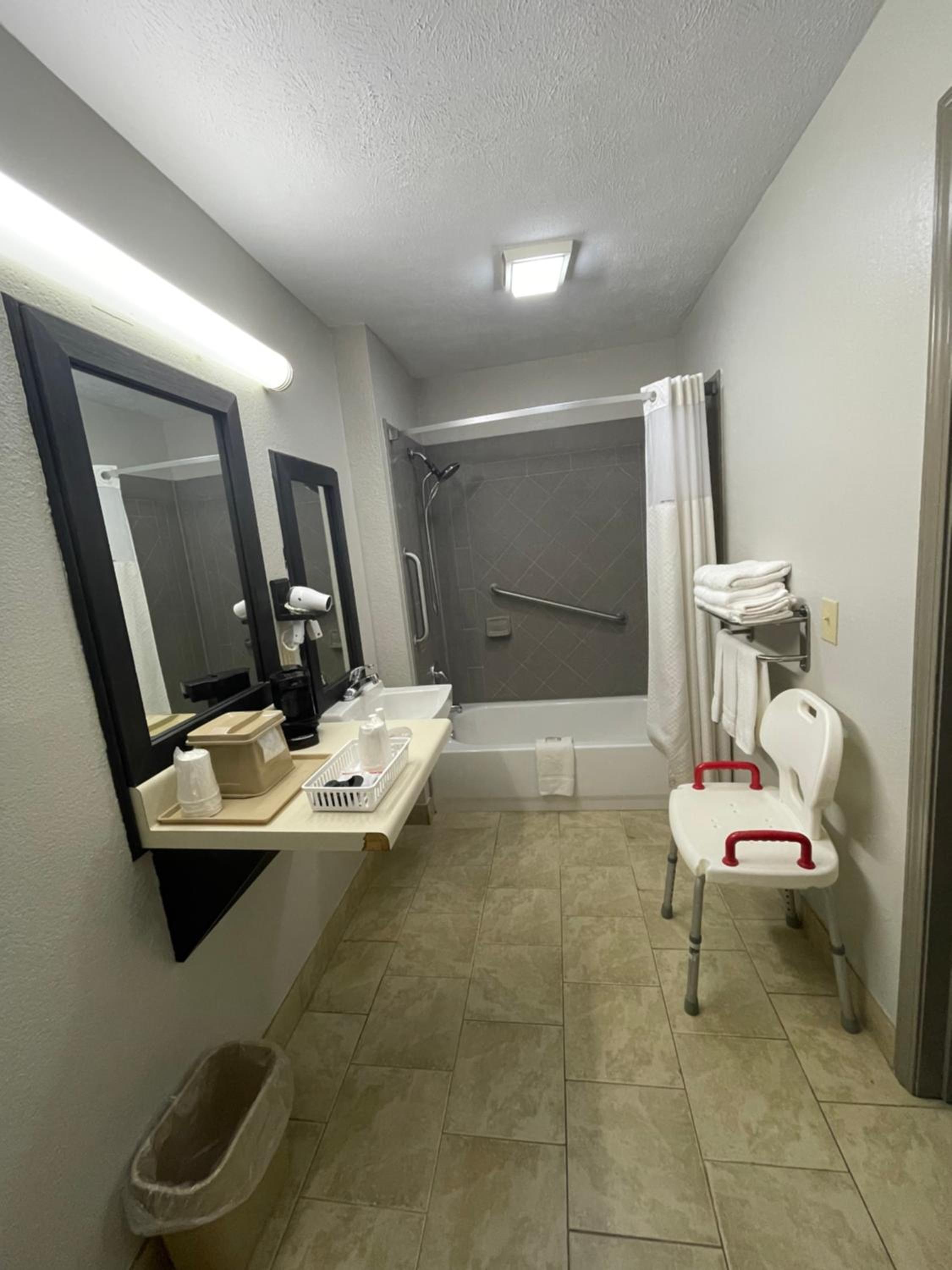 King Room - Mobility Access/Non-Smoking - Photo 6