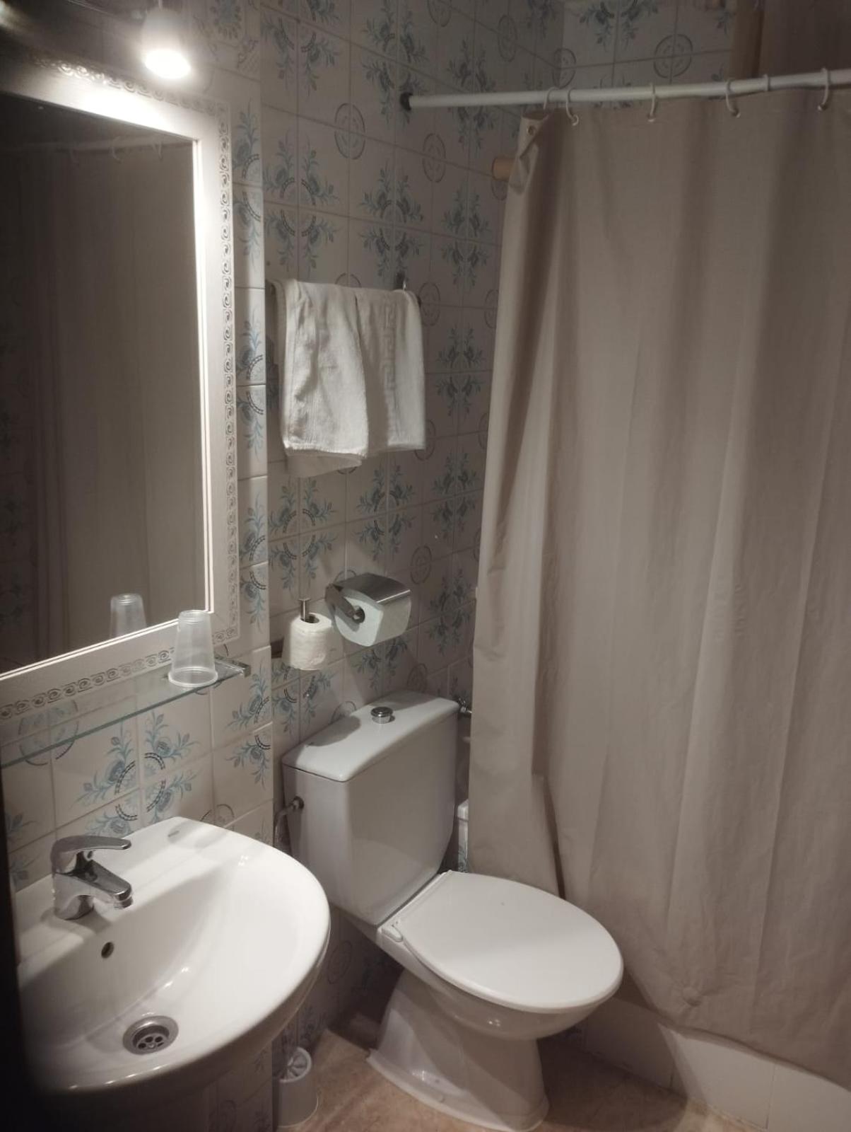 Twin Room - Photo 2