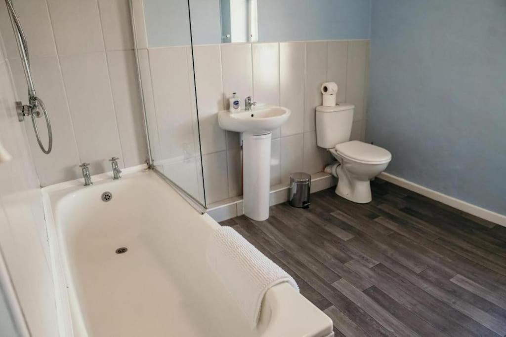 Four-Bedroom House photo 2