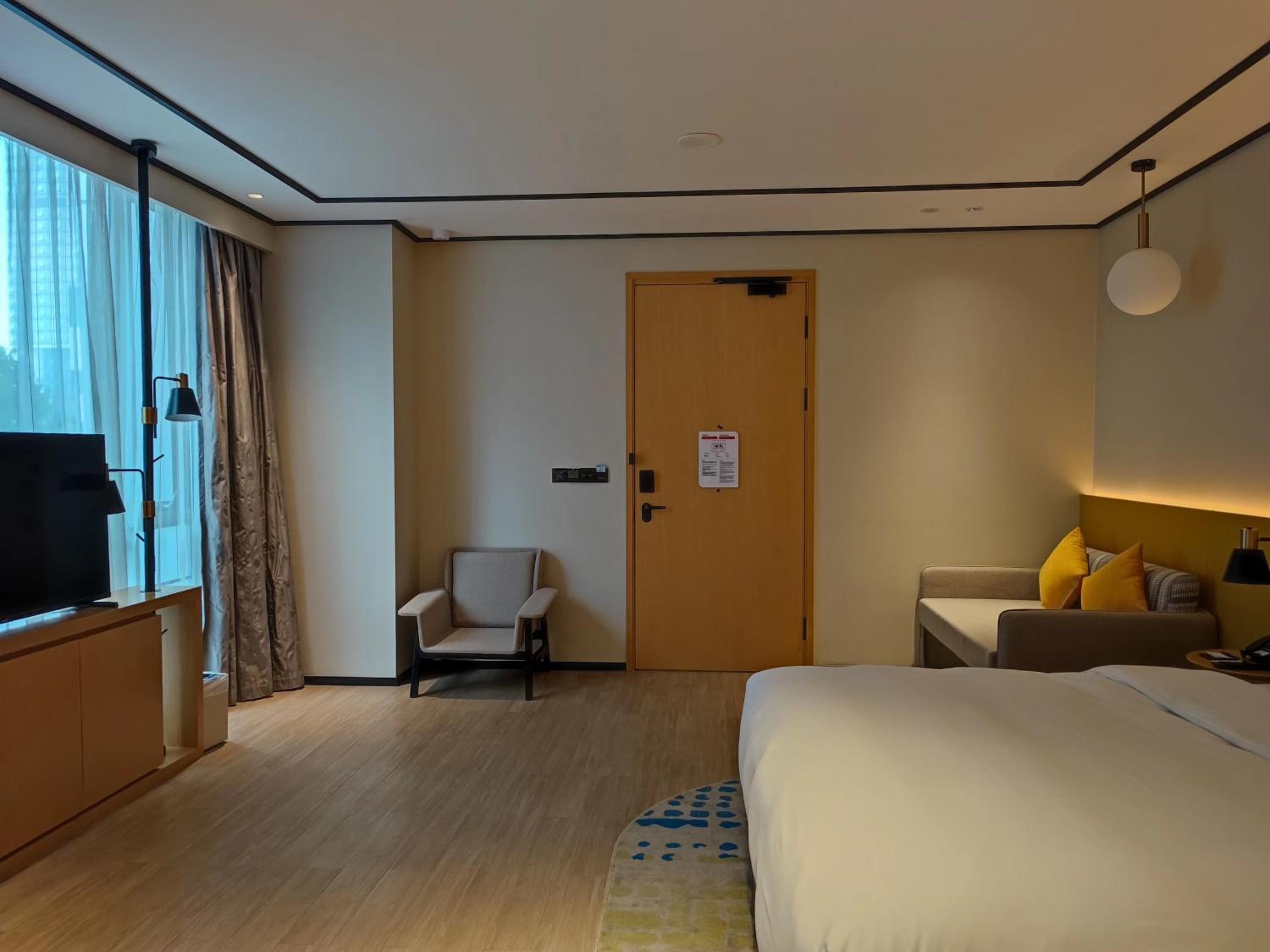 King Room - Mobility Accessible  - Photo 2