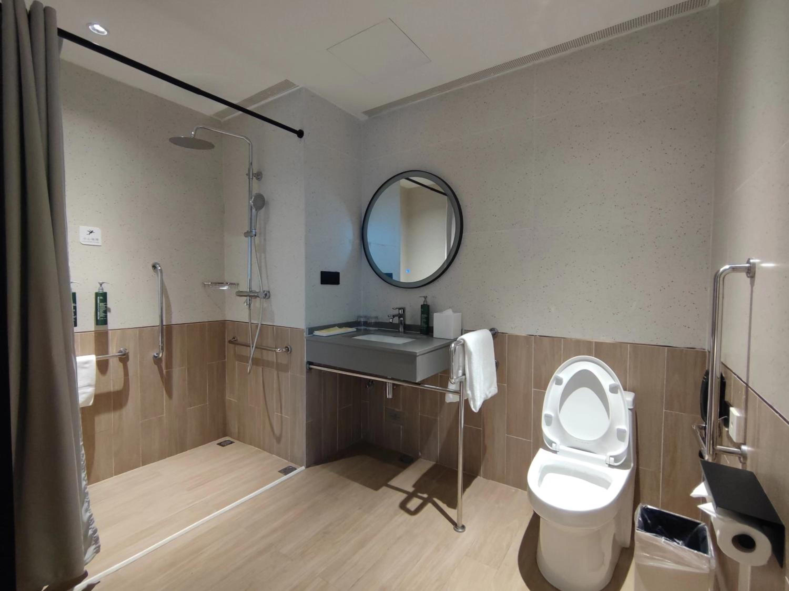 King Room - Mobility Accessible  - Photo 3