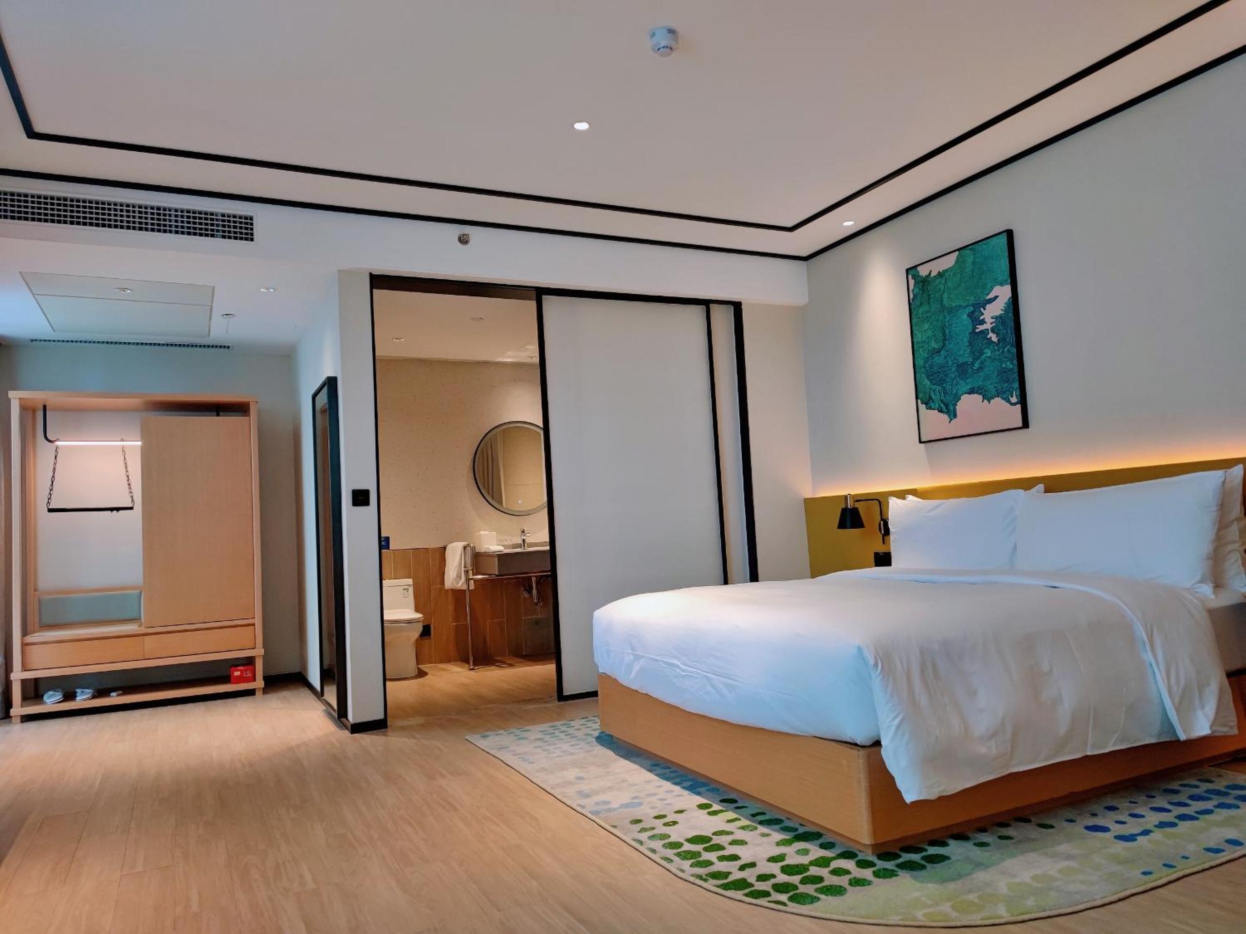 King Room - Mobility Accessible  - Photo 4
