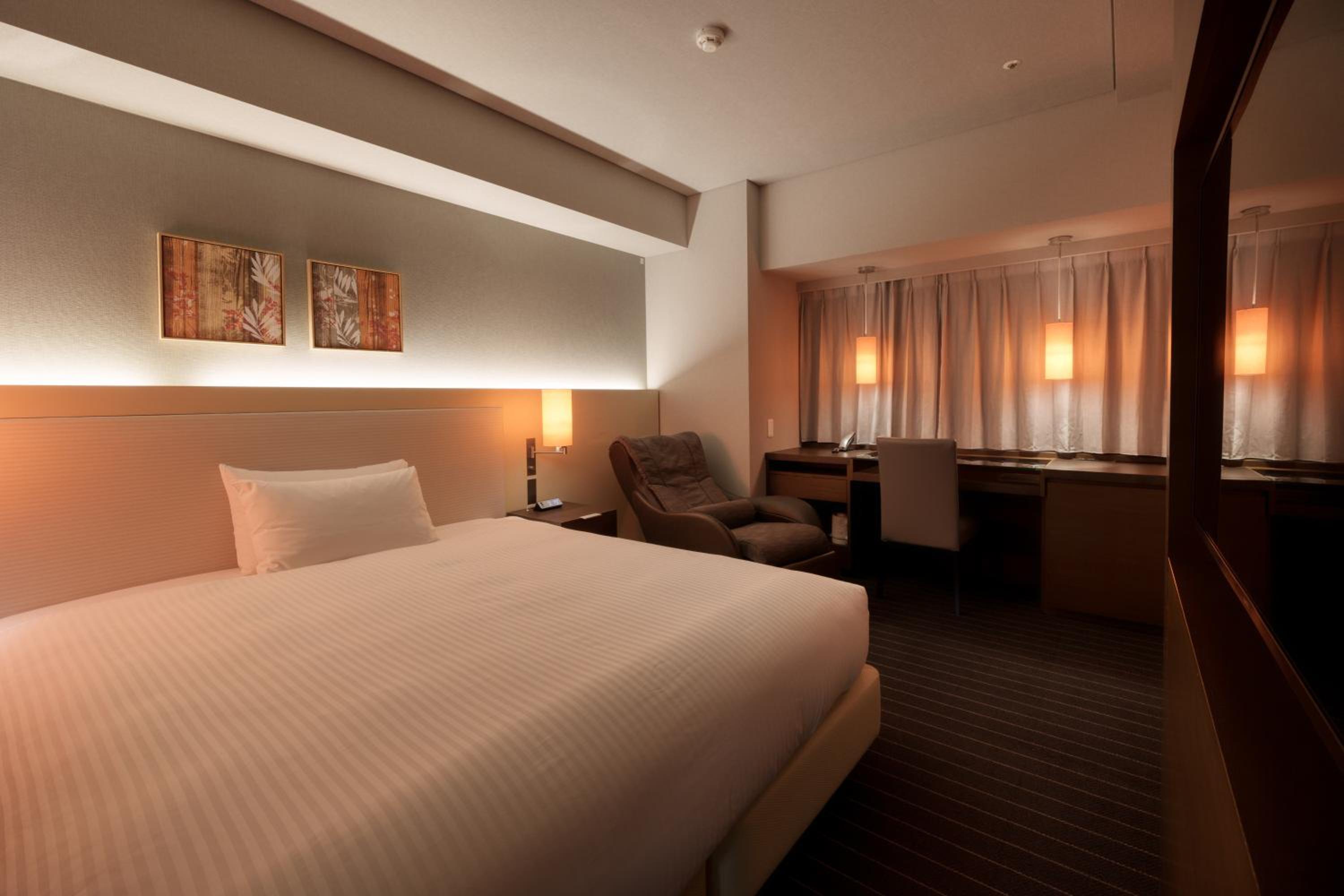 Queen Room with Massage Chair (2 Adults) - Non-Smoking photo 2