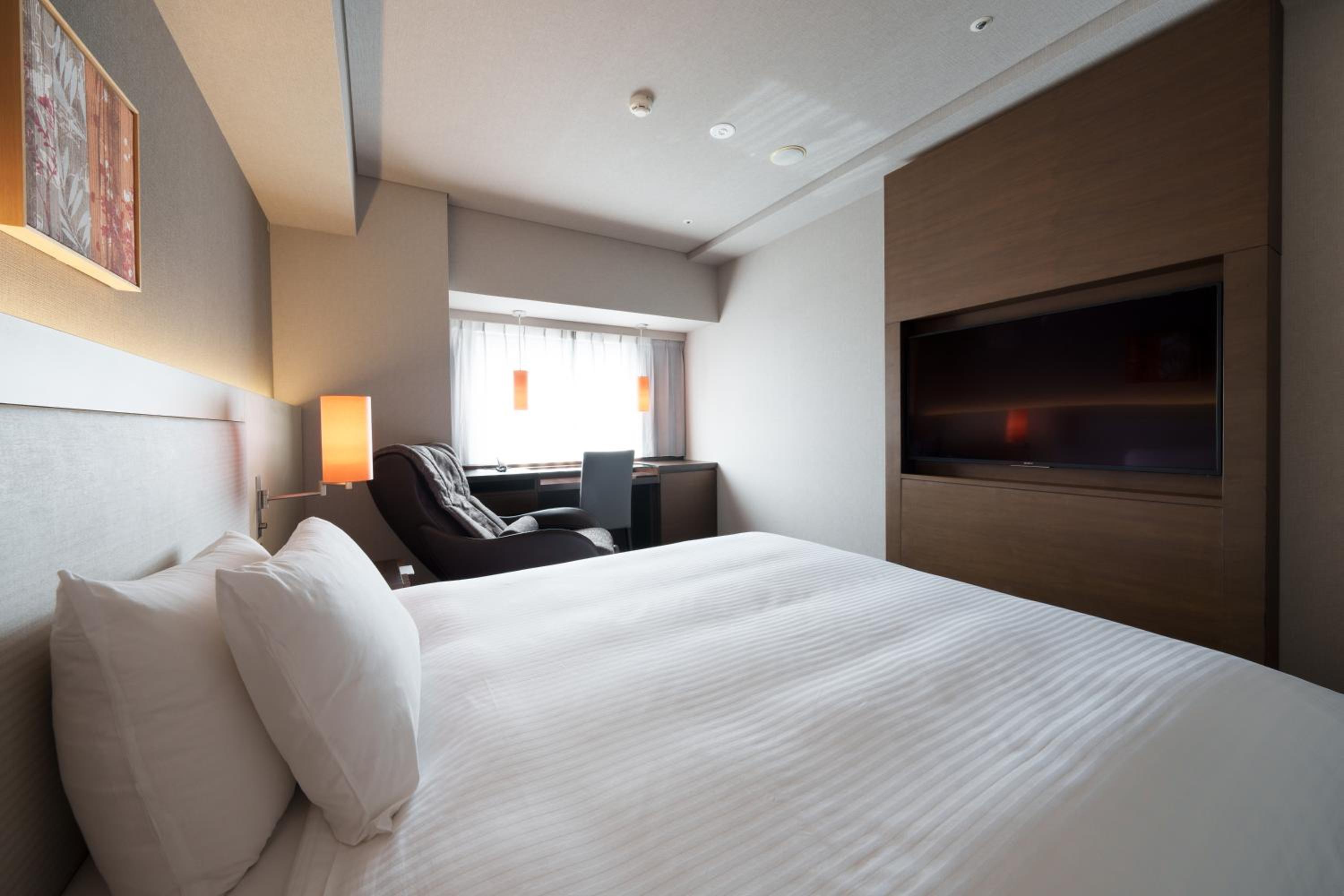 Queen Room with Massage Chair (2 Adults) - Non-Smoking photo 3
