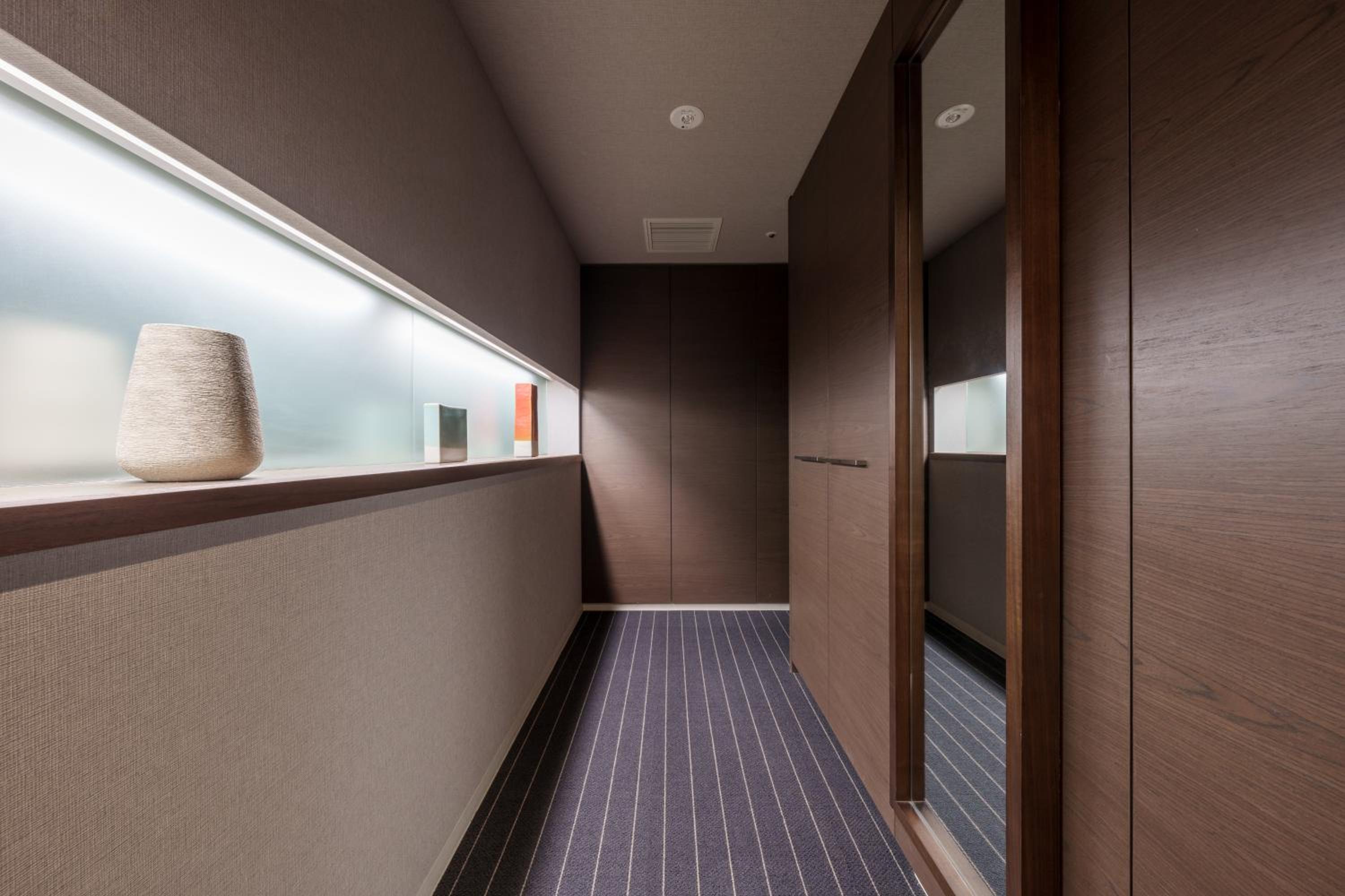 Queen Room with Massage Chair (1 Adult) - Non-Smoking