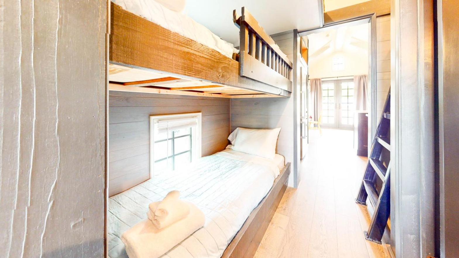 Two-Bedroom House photo 3