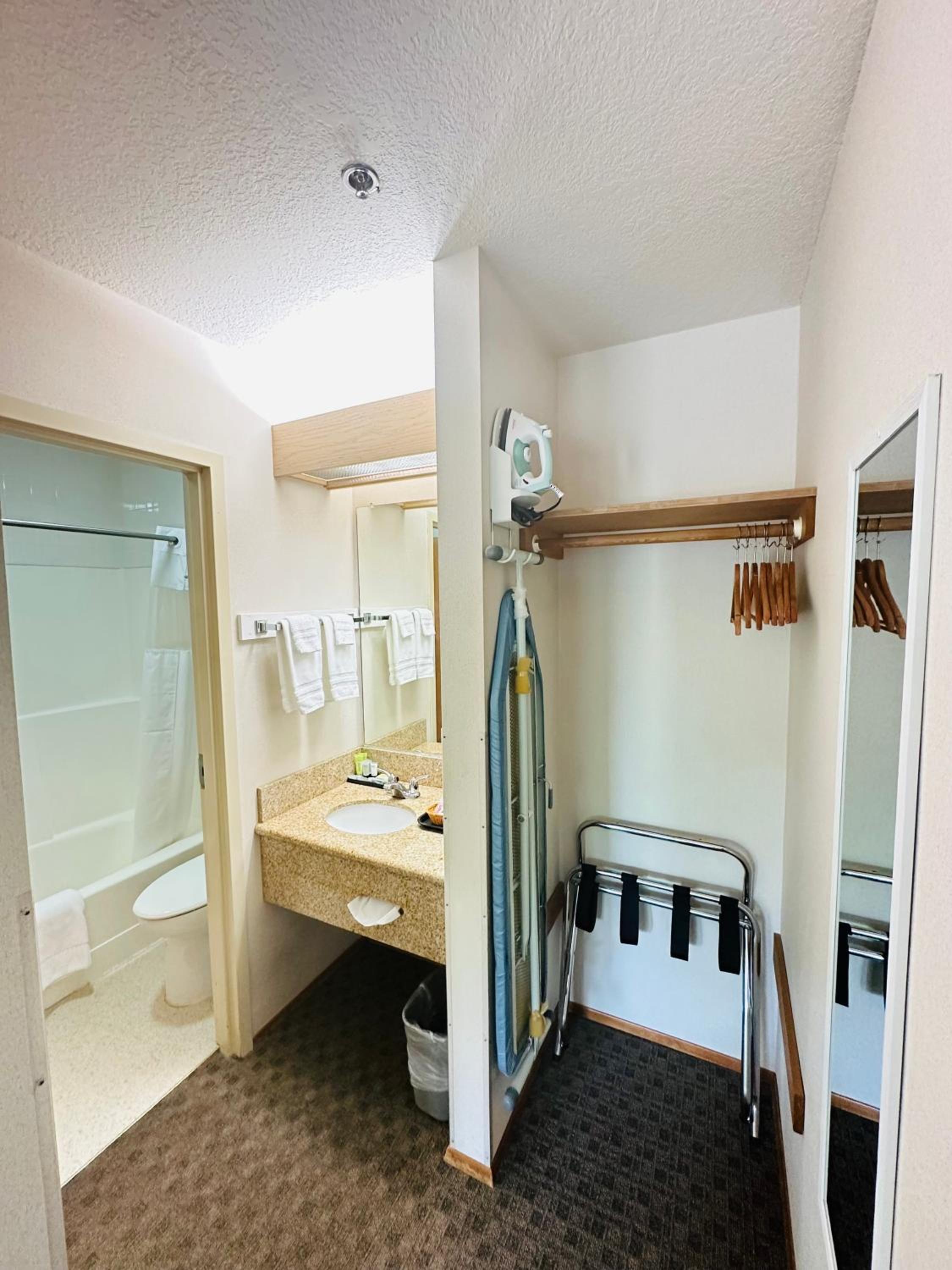 Queen Room - Photo 9