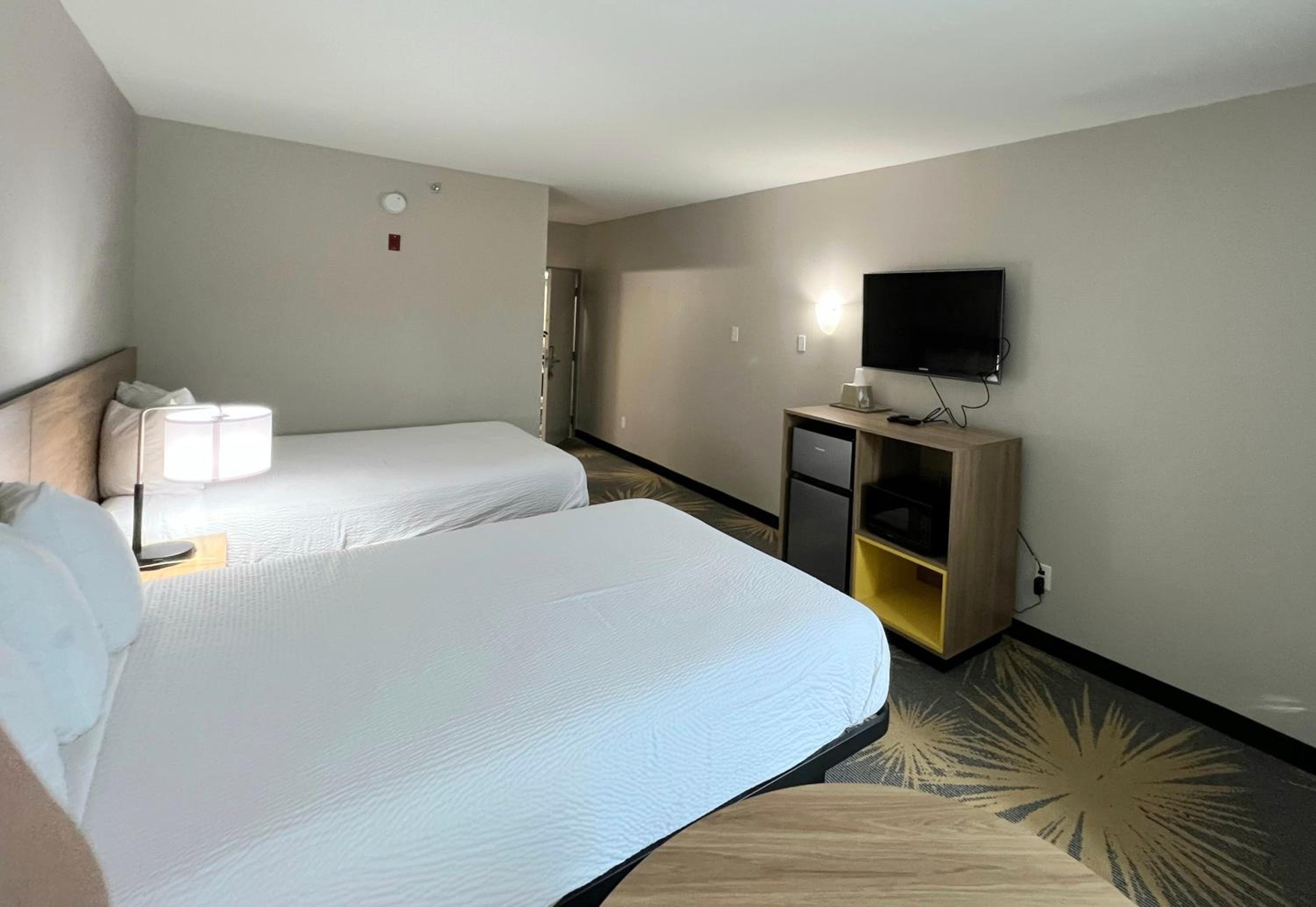 Queen Room with Two Queen Beds - Non-Smoking - Photo 3