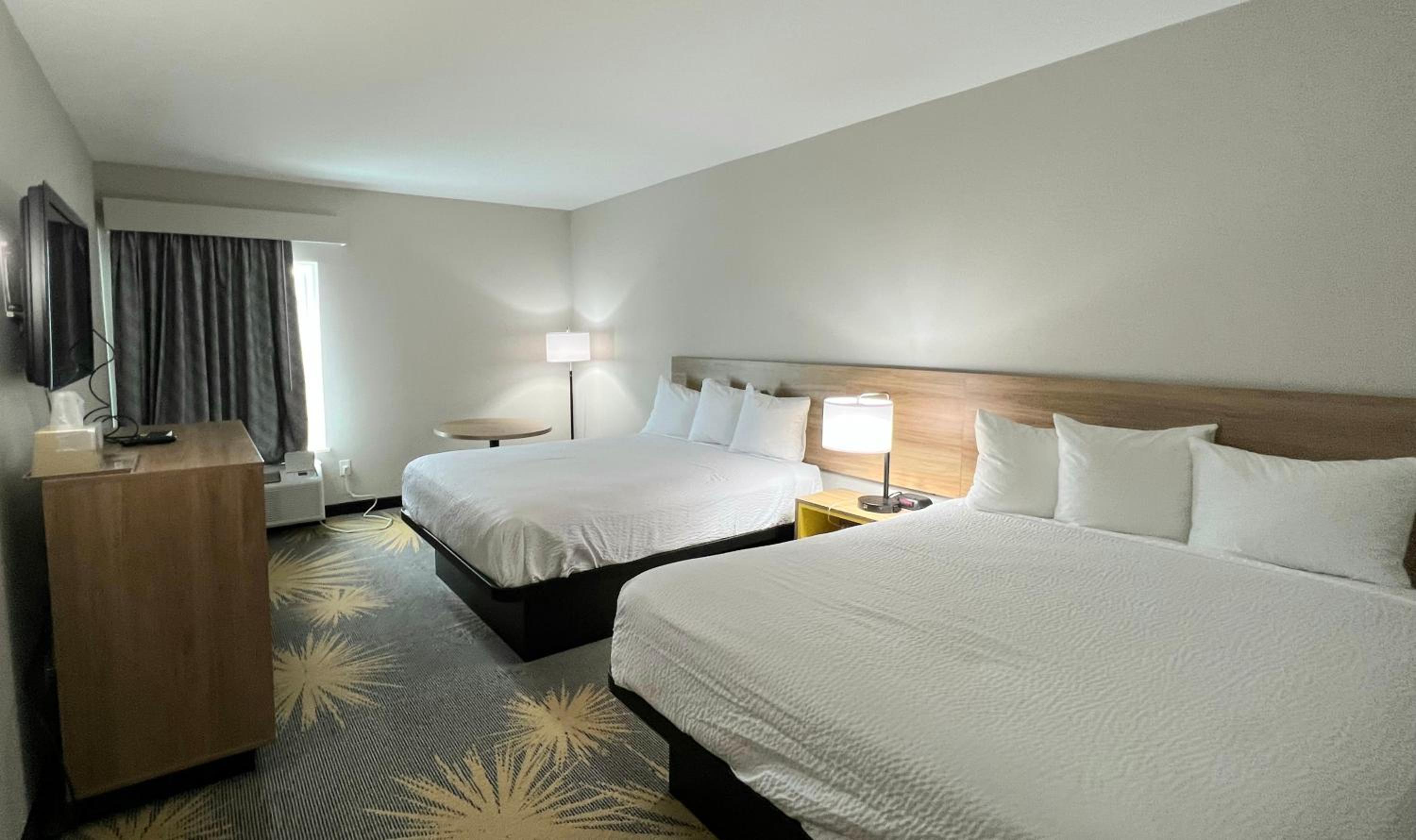 Queen Room with Two Queen Beds - Non-Smoking - Photo 2