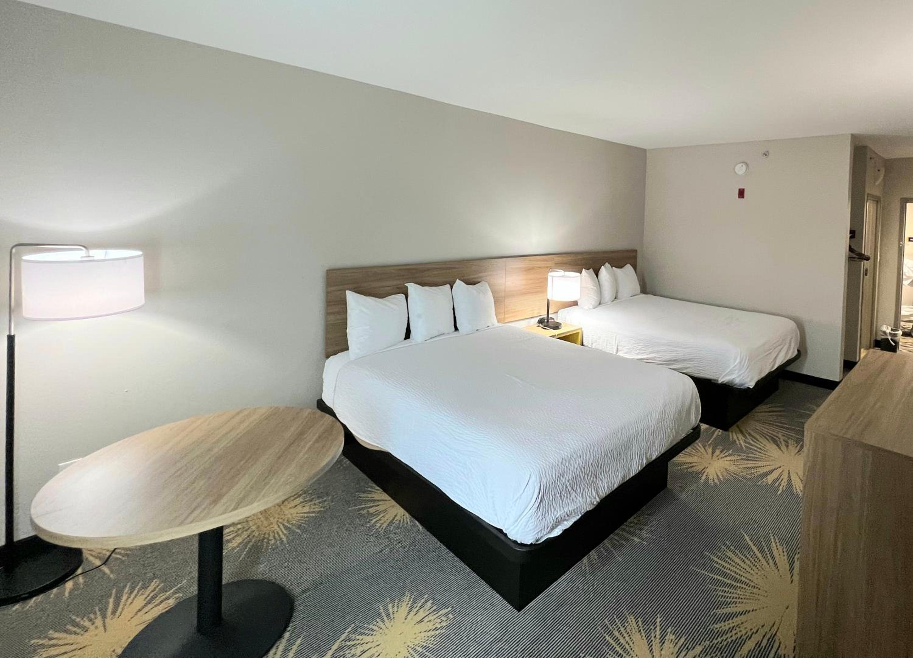 Queen Room with Two Queen Beds - Non-Smoking - Photo 5