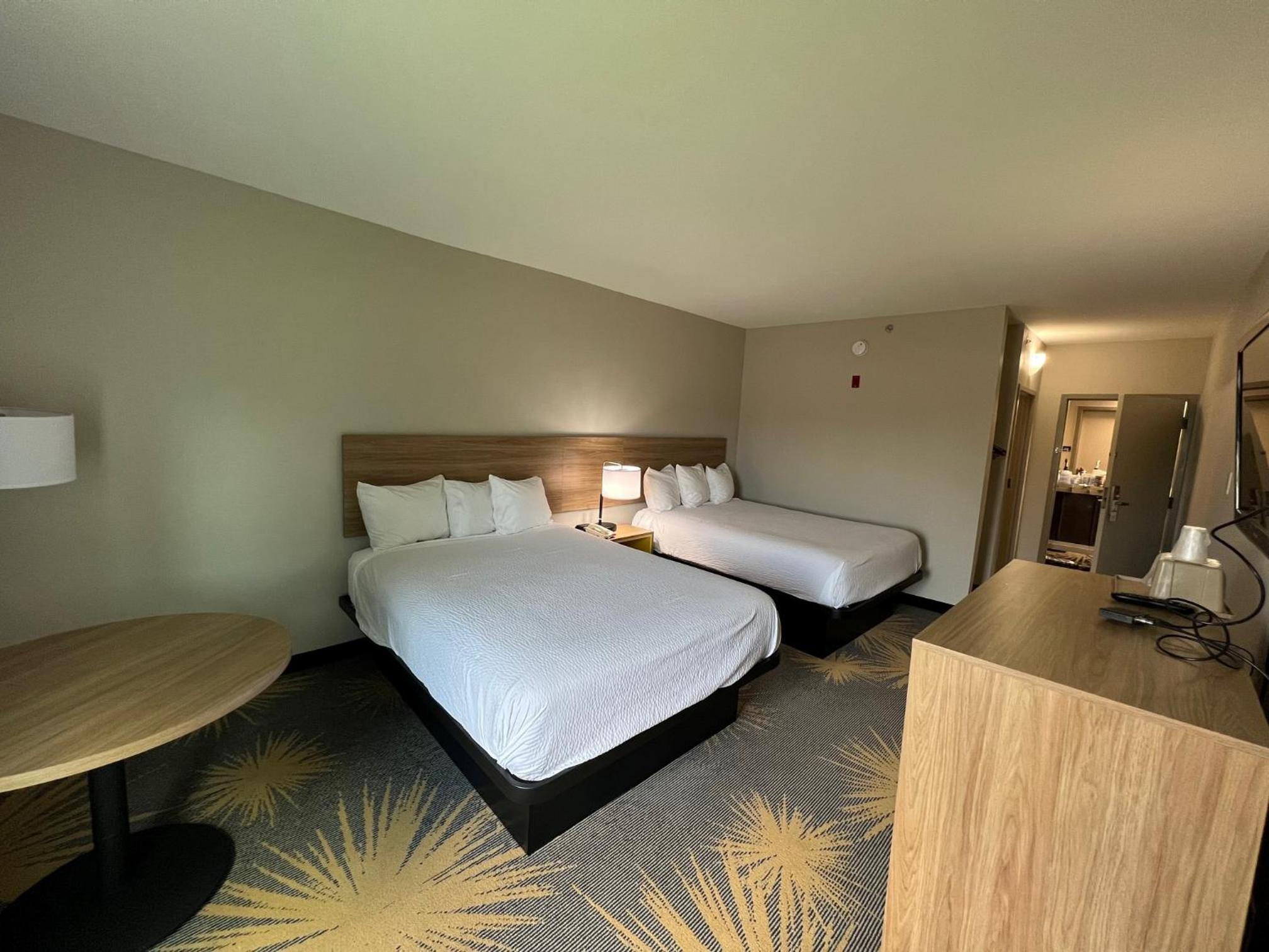 Queen Room with Two Queen Beds - Non-Smoking - Photo 6