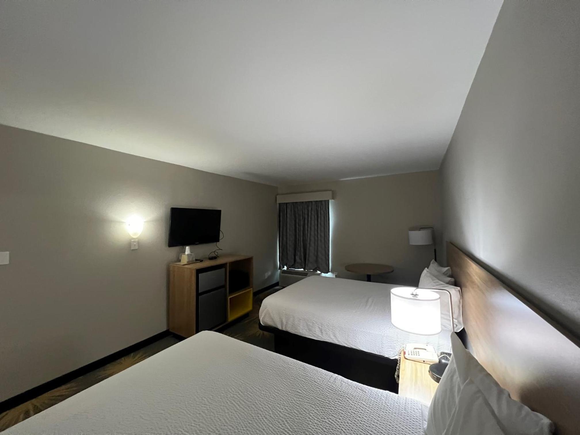 Queen Room with Two Queen Beds - Non-Smoking - Photo 7