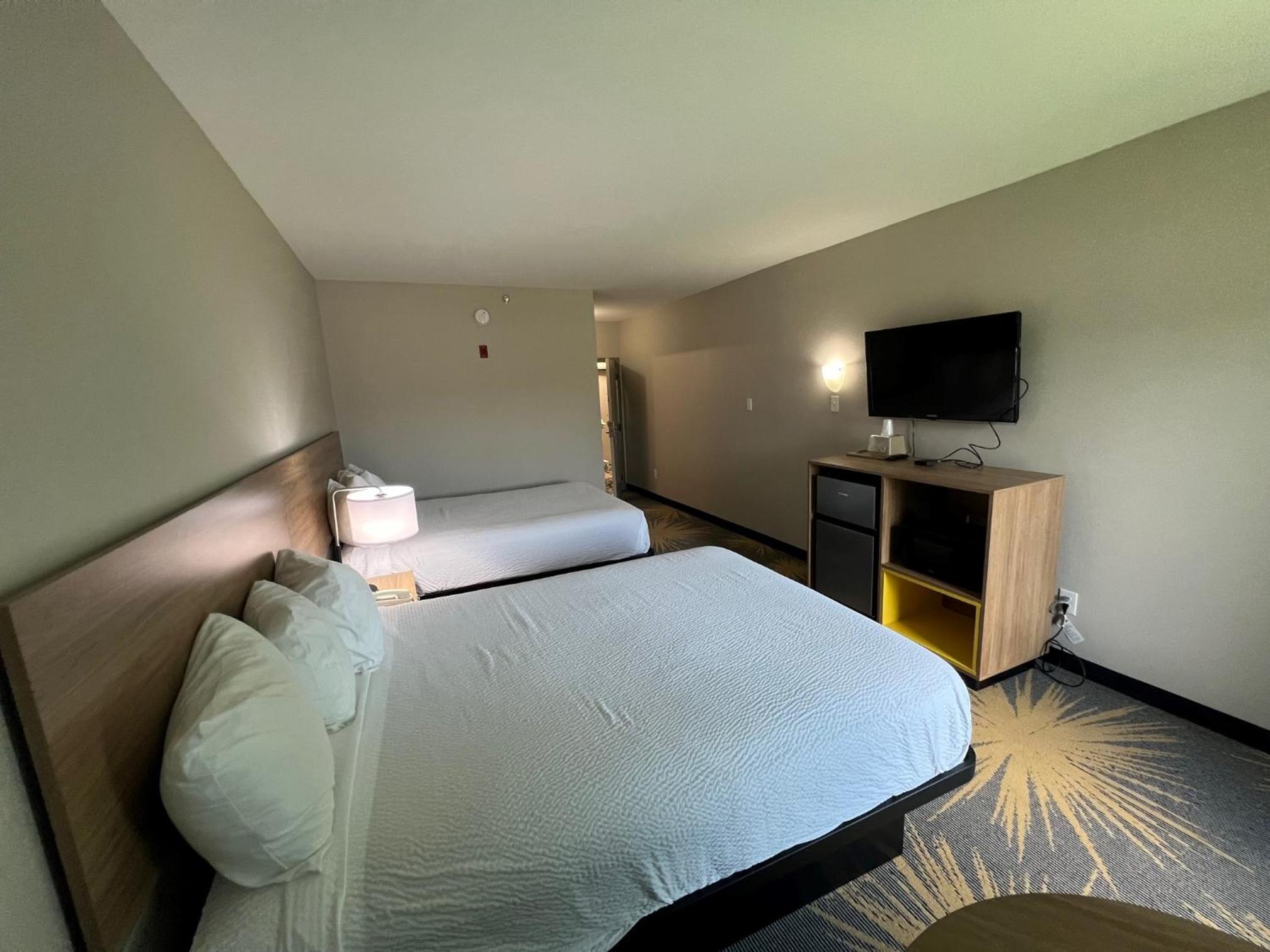 Queen Room with Two Queen Beds - Non-Smoking - Photo 13