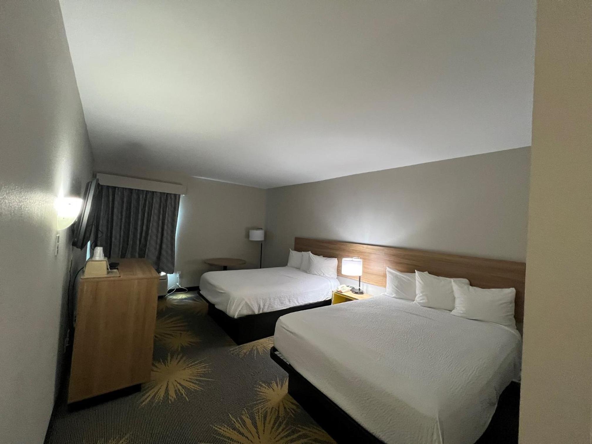 Queen Room with Two Queen Beds - Non-Smoking - Photo 4