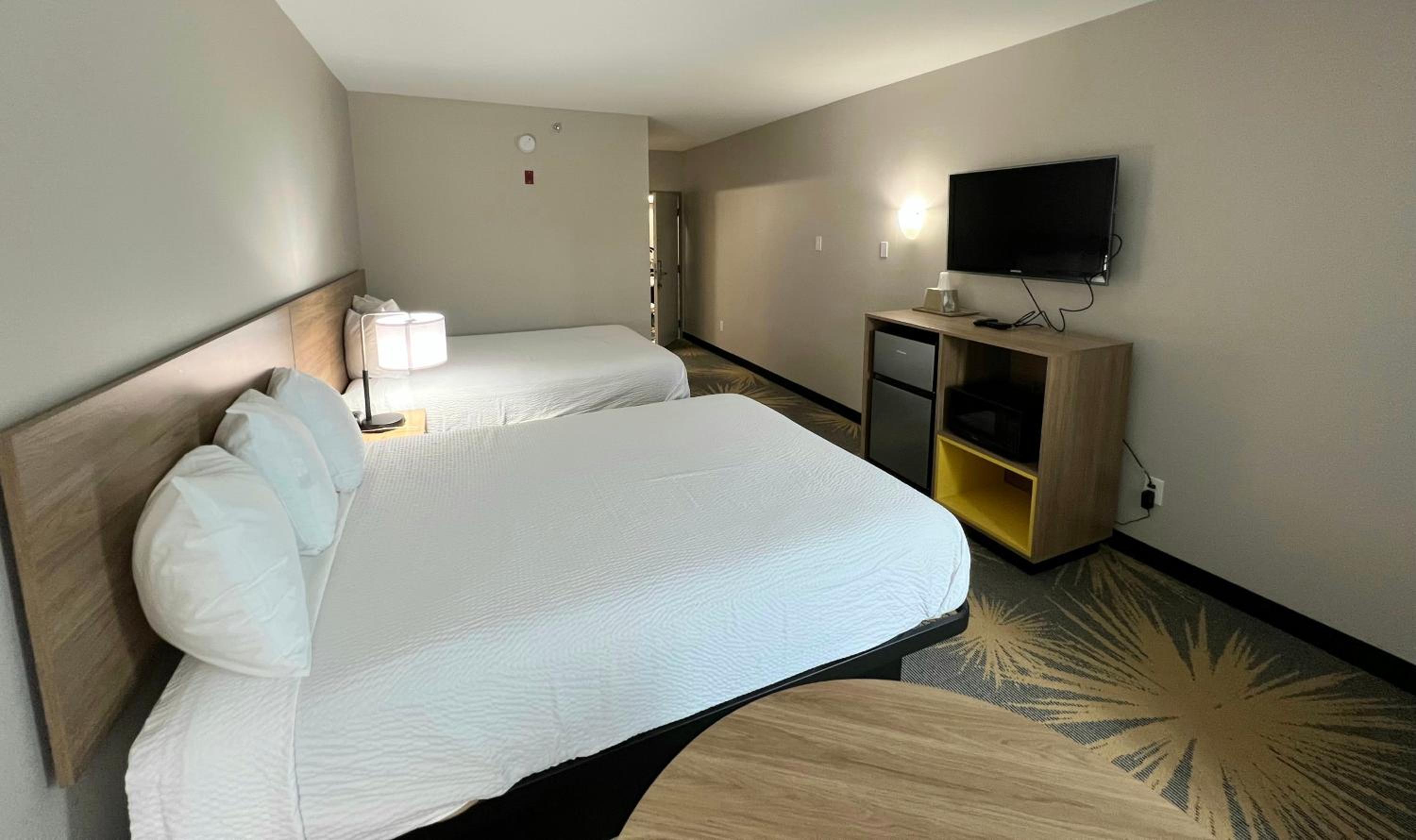 Queen Room with Two Queen Beds - Non-Smoking - Photo 12