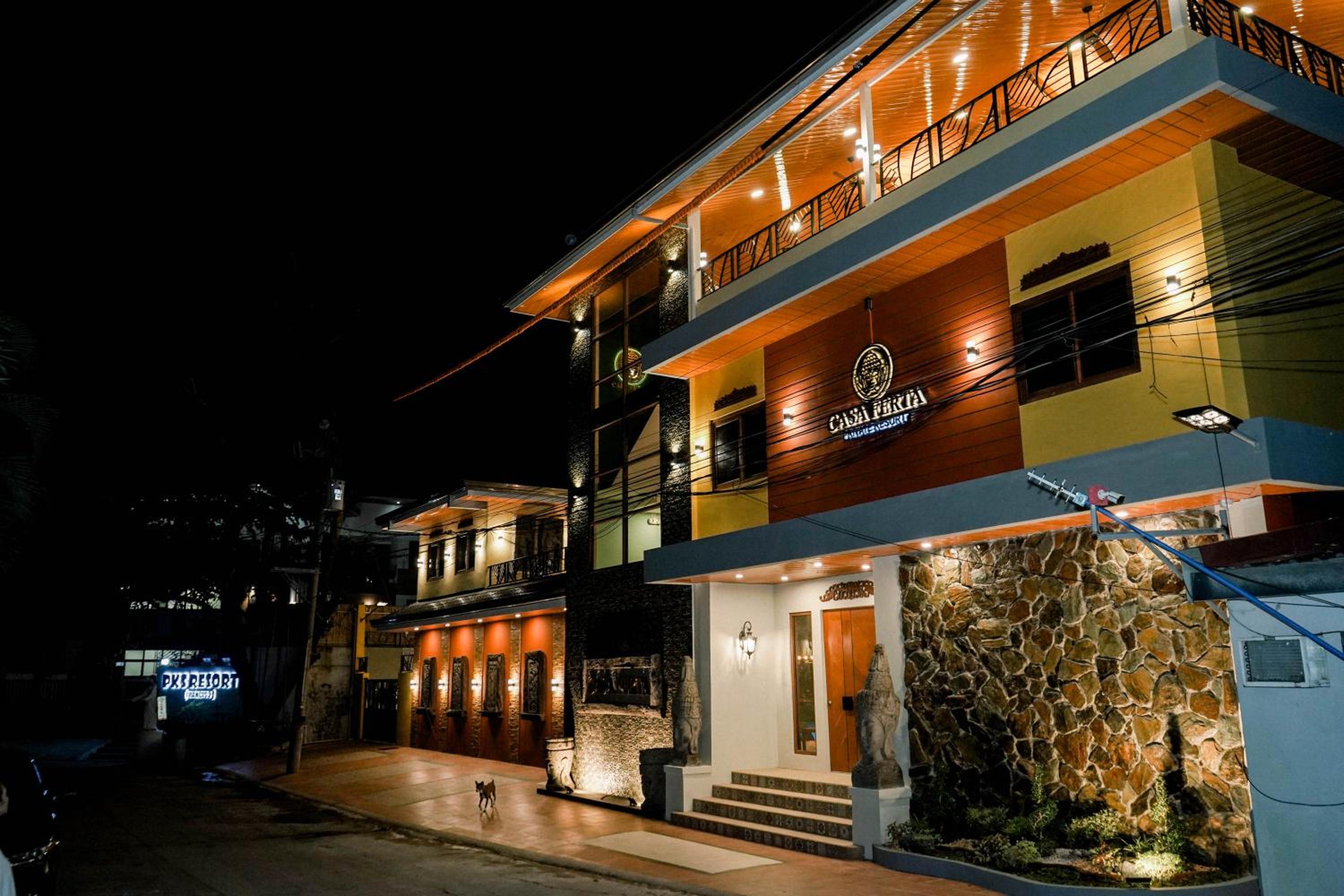 Five-Bedroom House photo 2