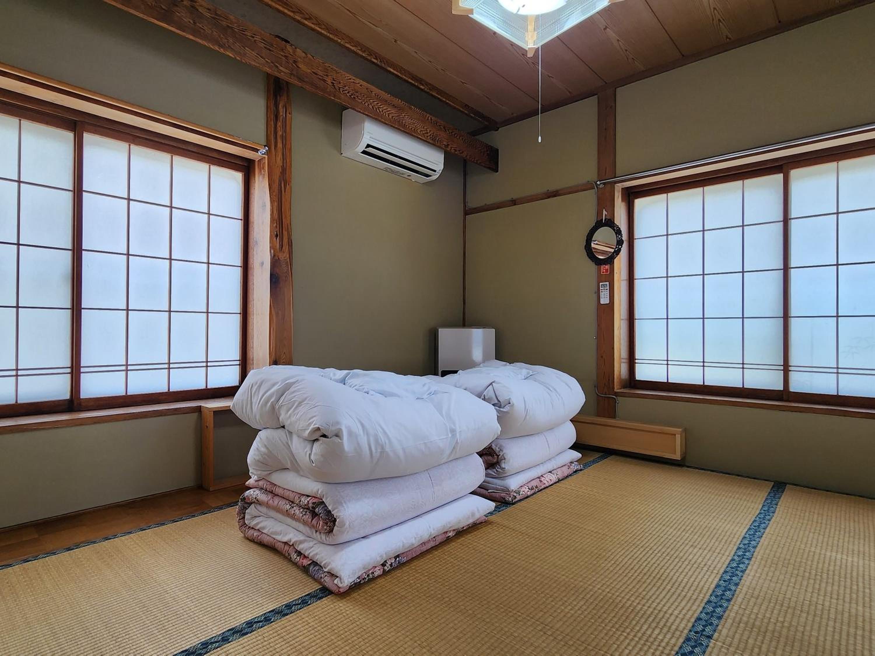 Japanese Style Economy Family Room with Shared Bathroom photo 3