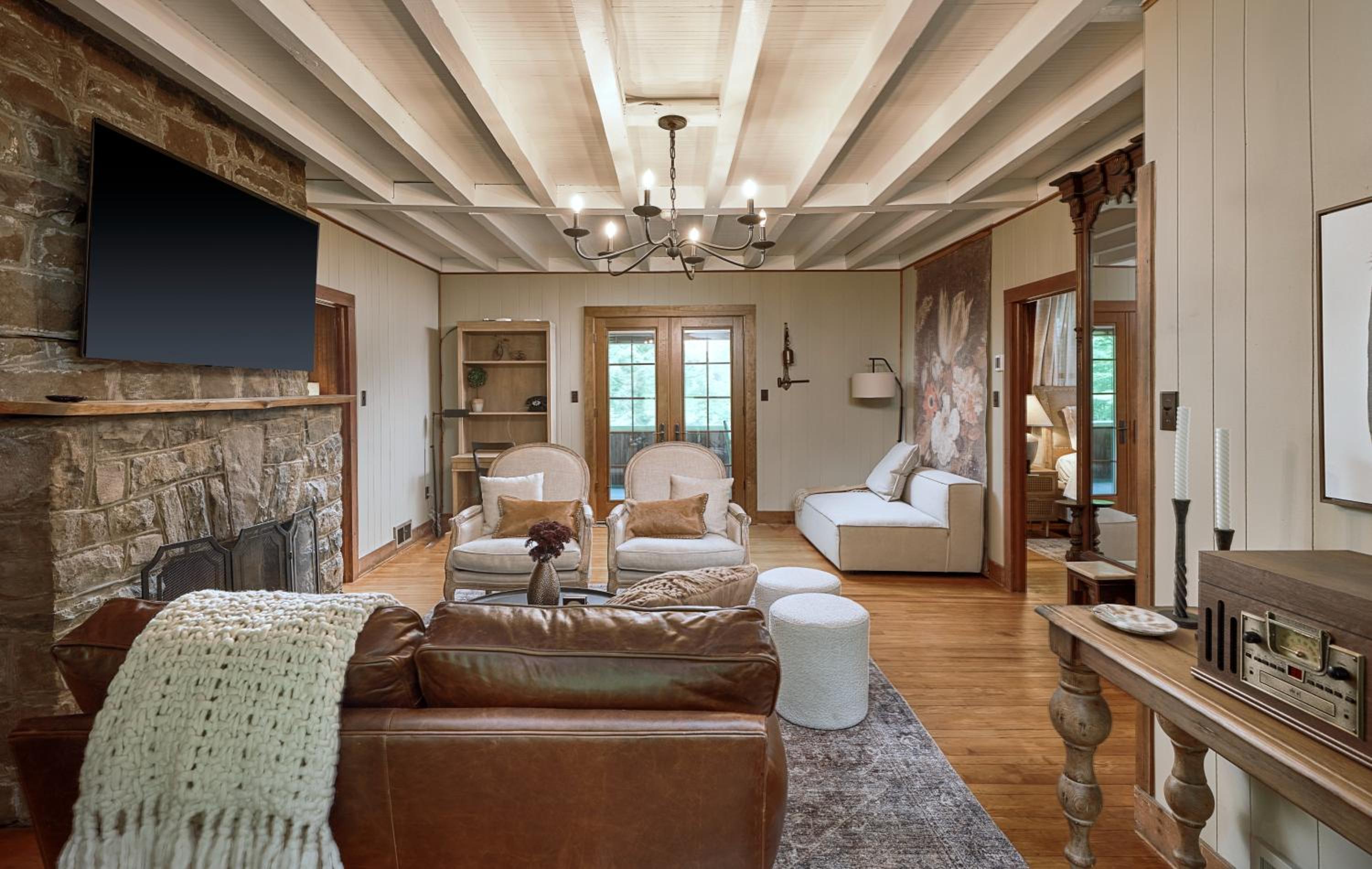 Eight-Bedroom House photo 1