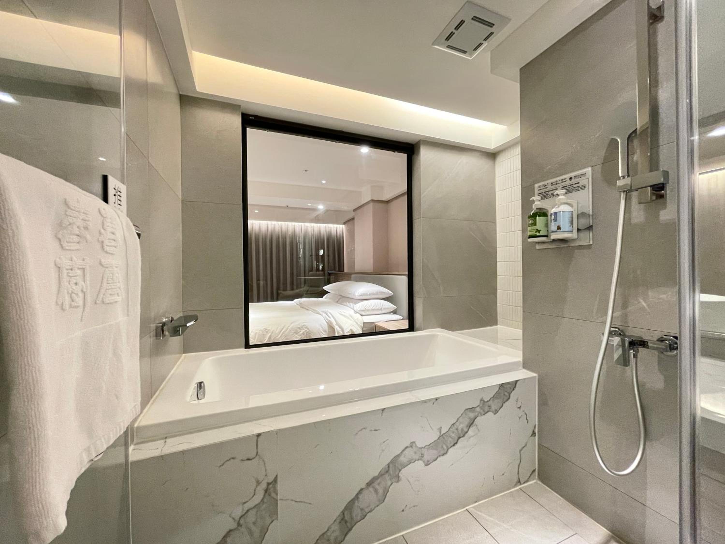 Deluxe Queen Room - Photo 16