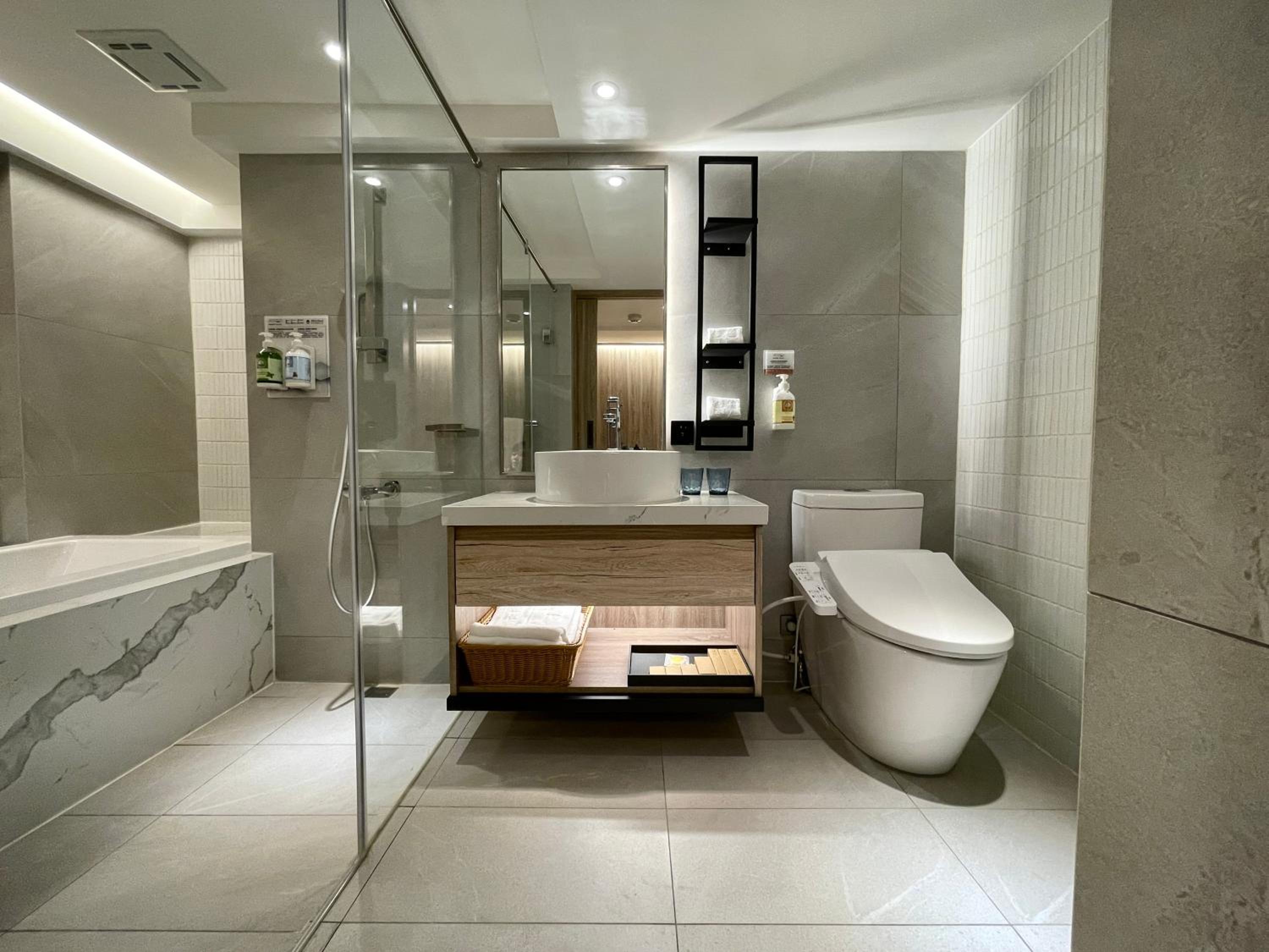 Deluxe Queen Room - Photo 12