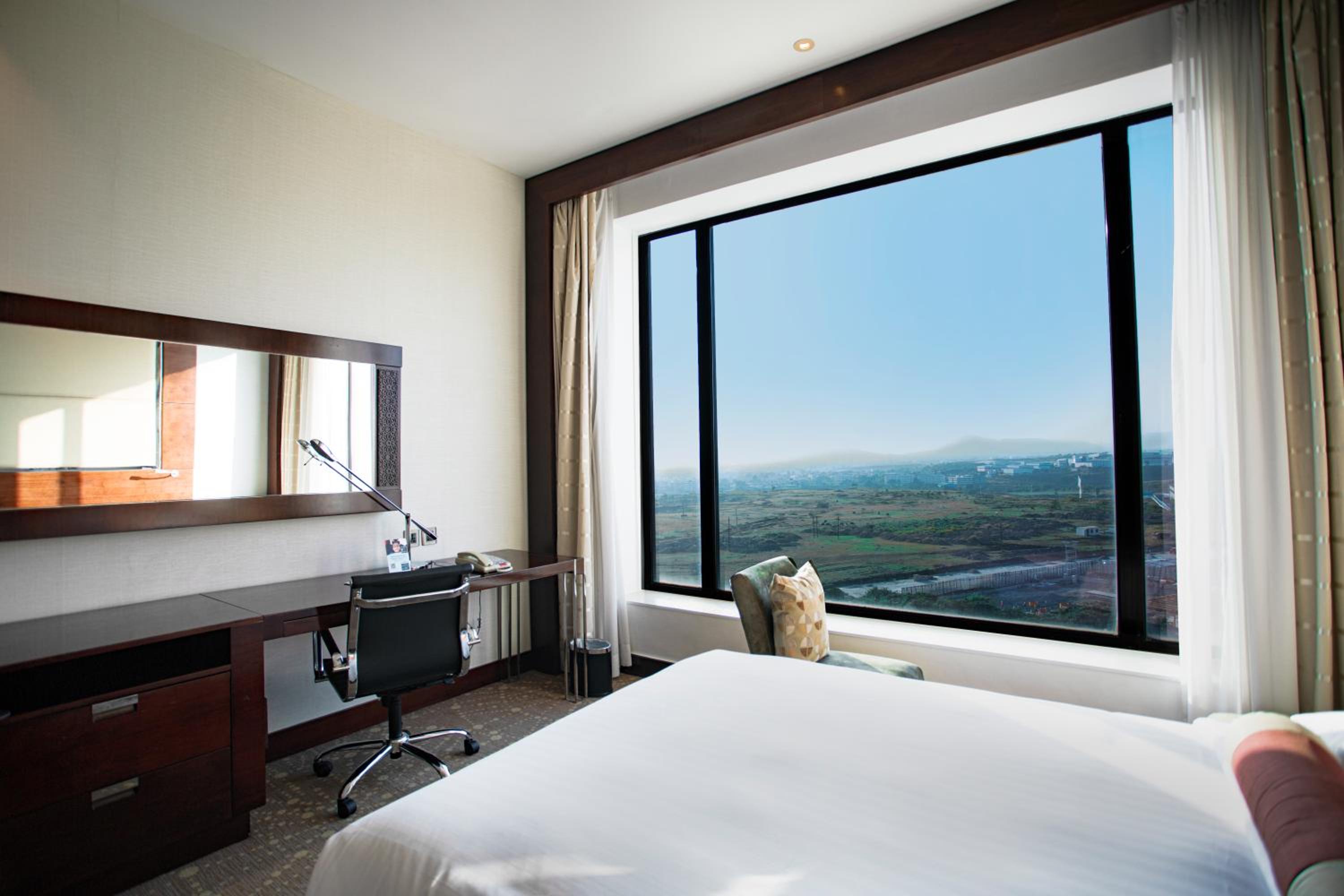 Junior Suite with Lounge Access photo 2