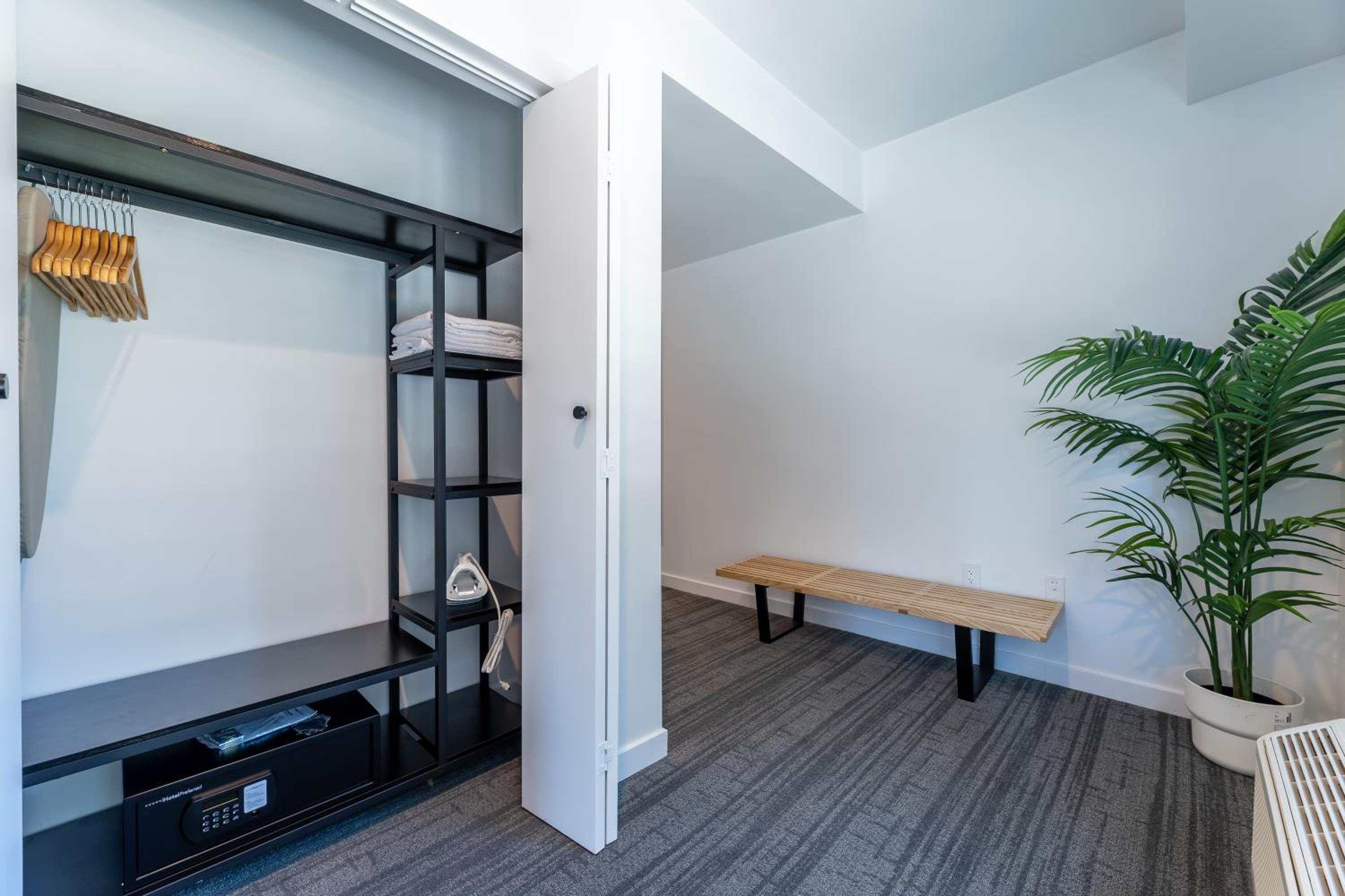 Deluxe King Room - Photo 10