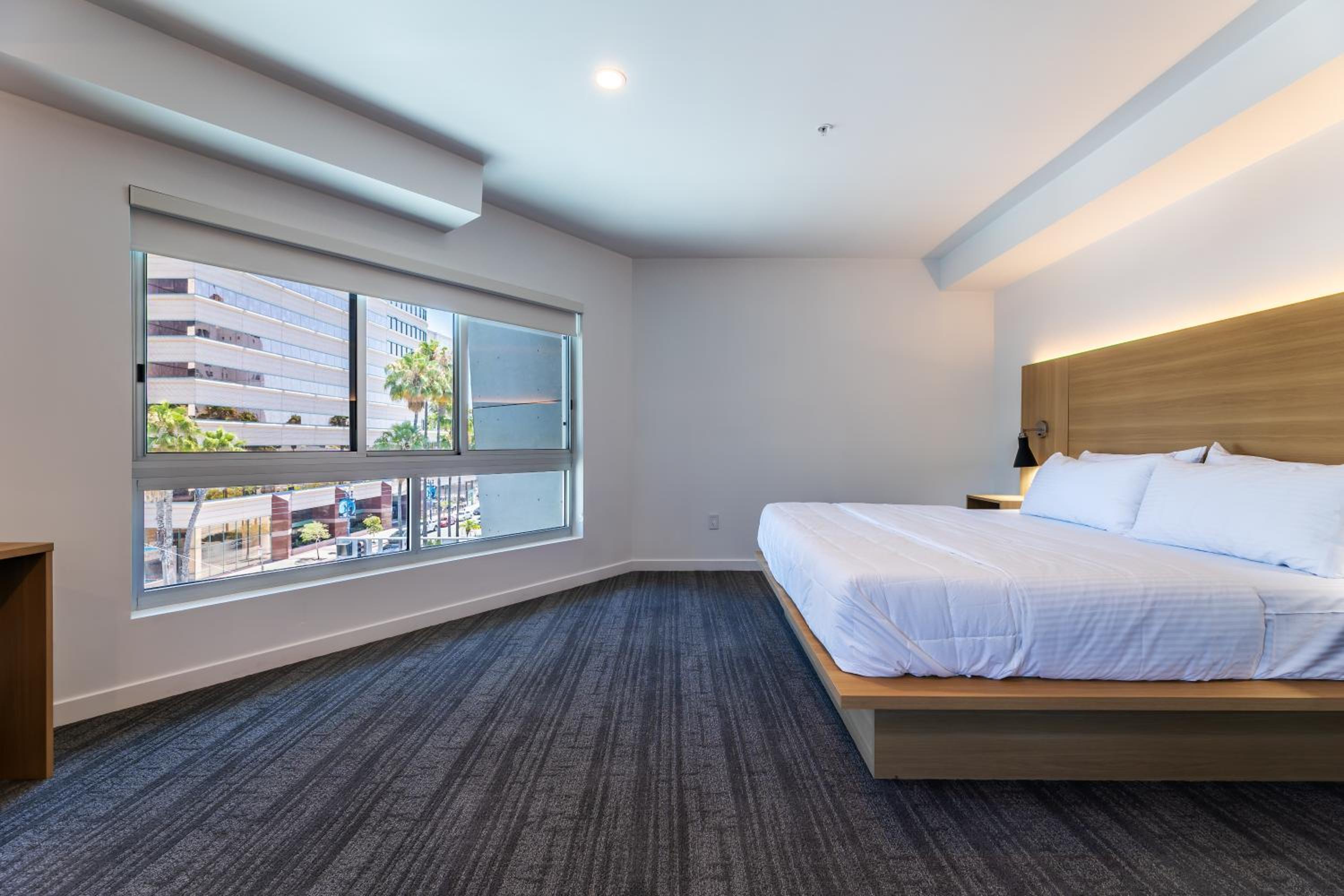 Deluxe King Room - Photo 3