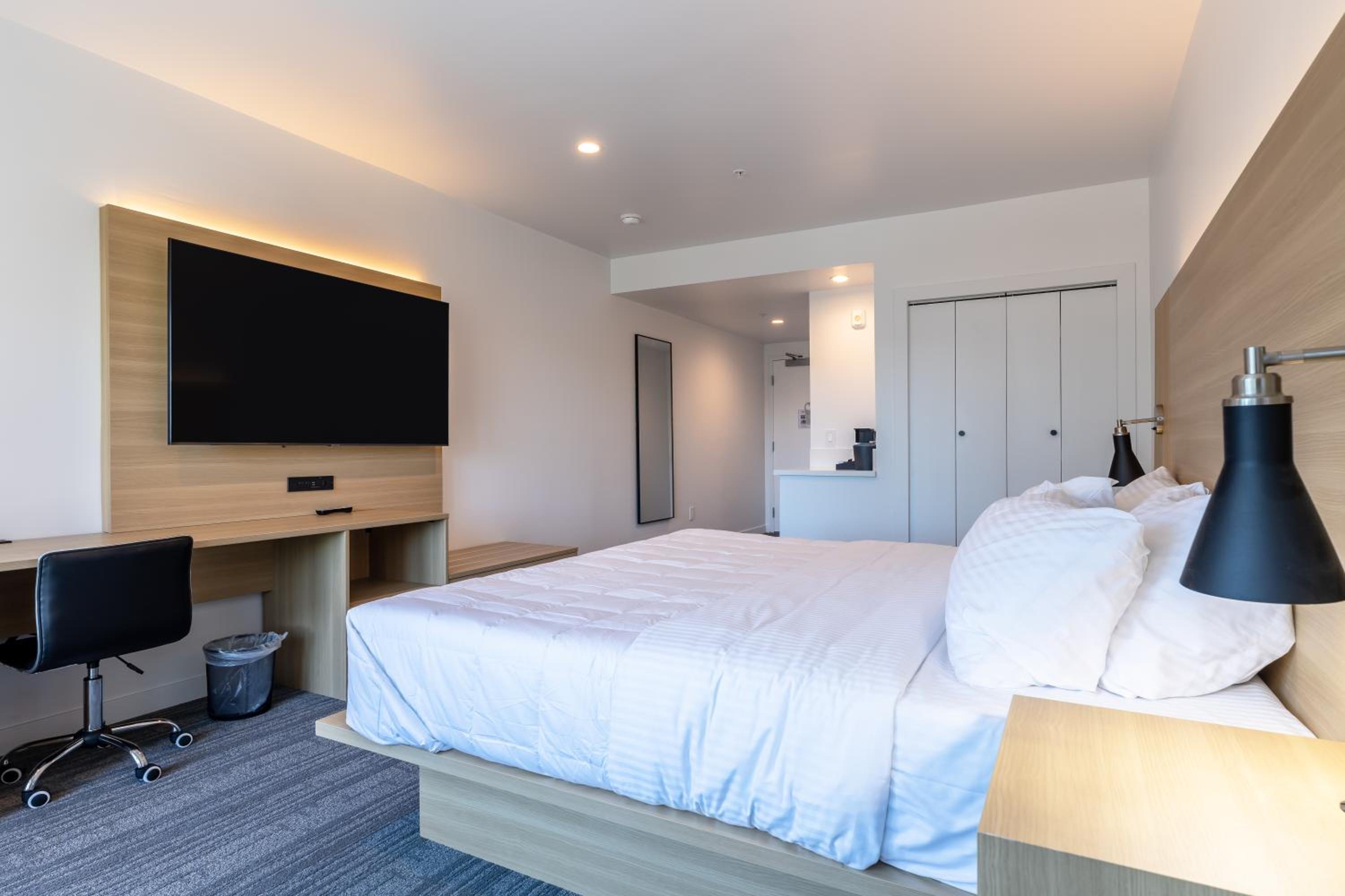 King Room with Balcony - Photo 5