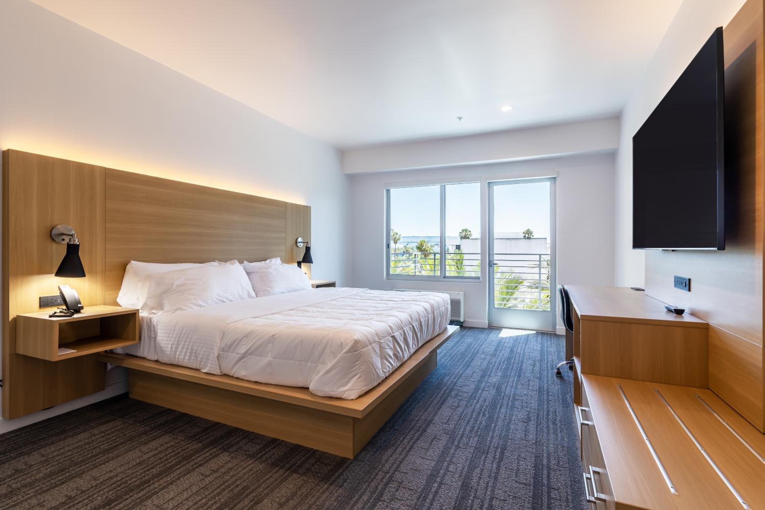 King Room with Balcony - Photo 1