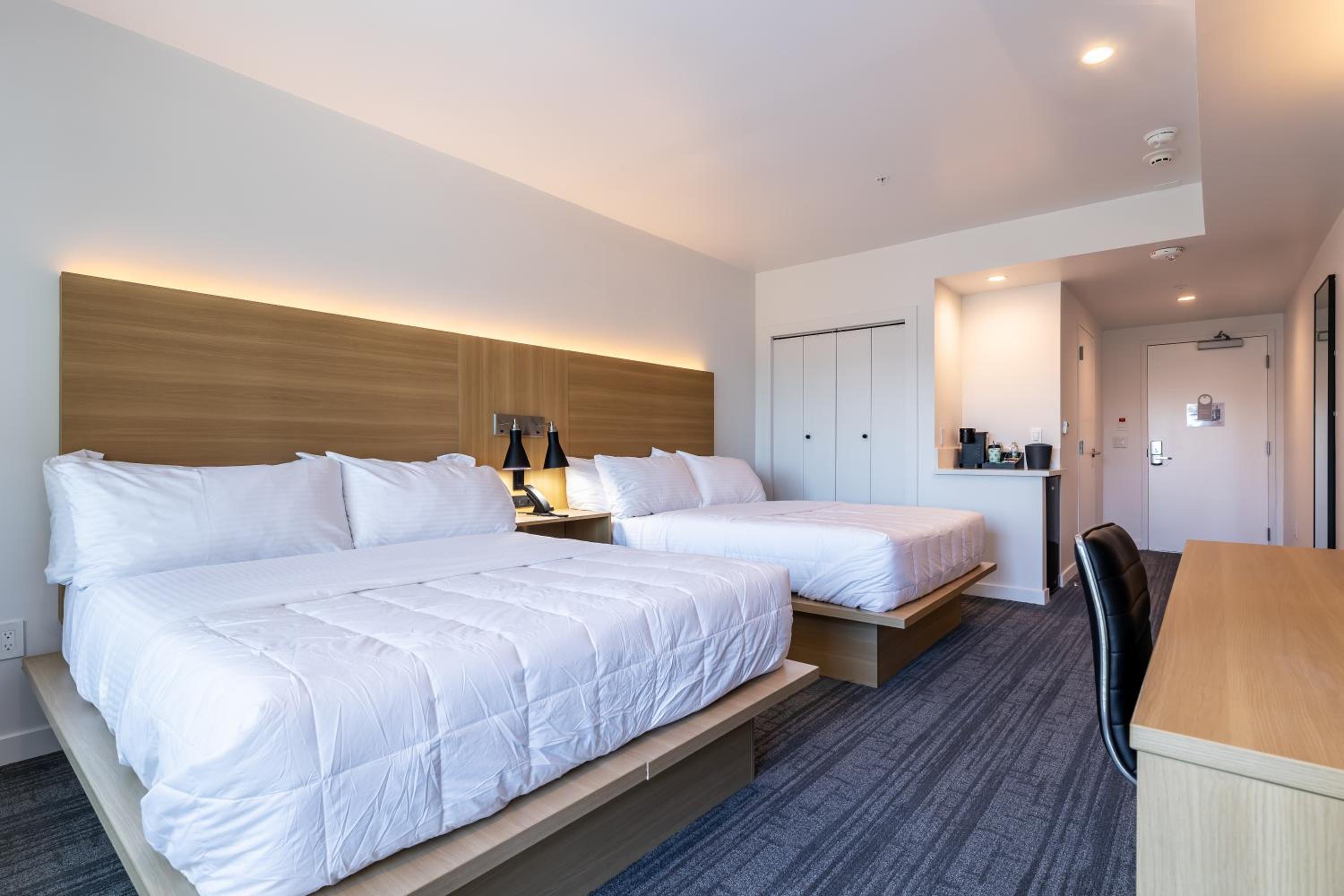 Queen Room with Balcony - Photo 2