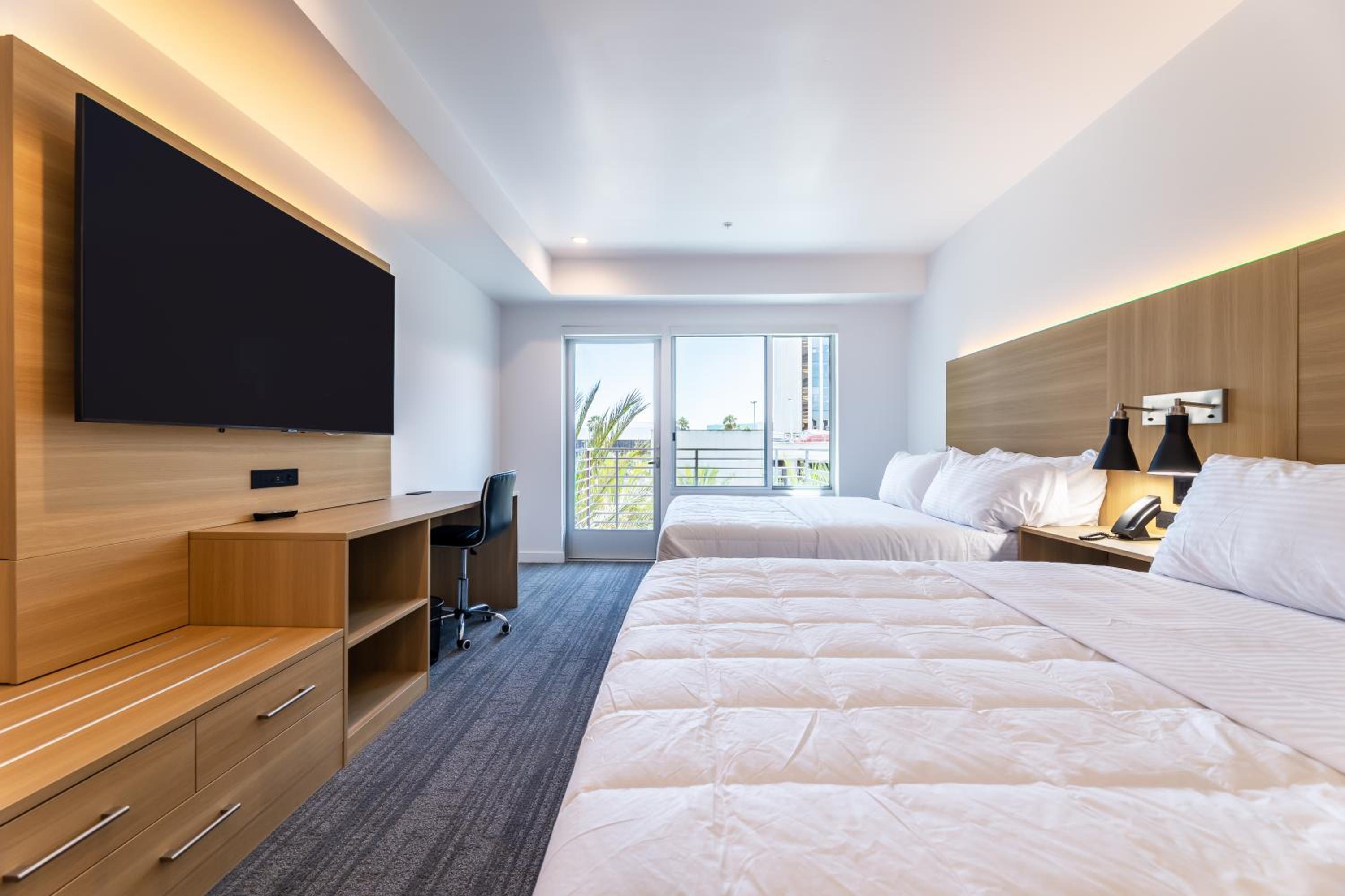 Queen Room with Balcony - Photo 1